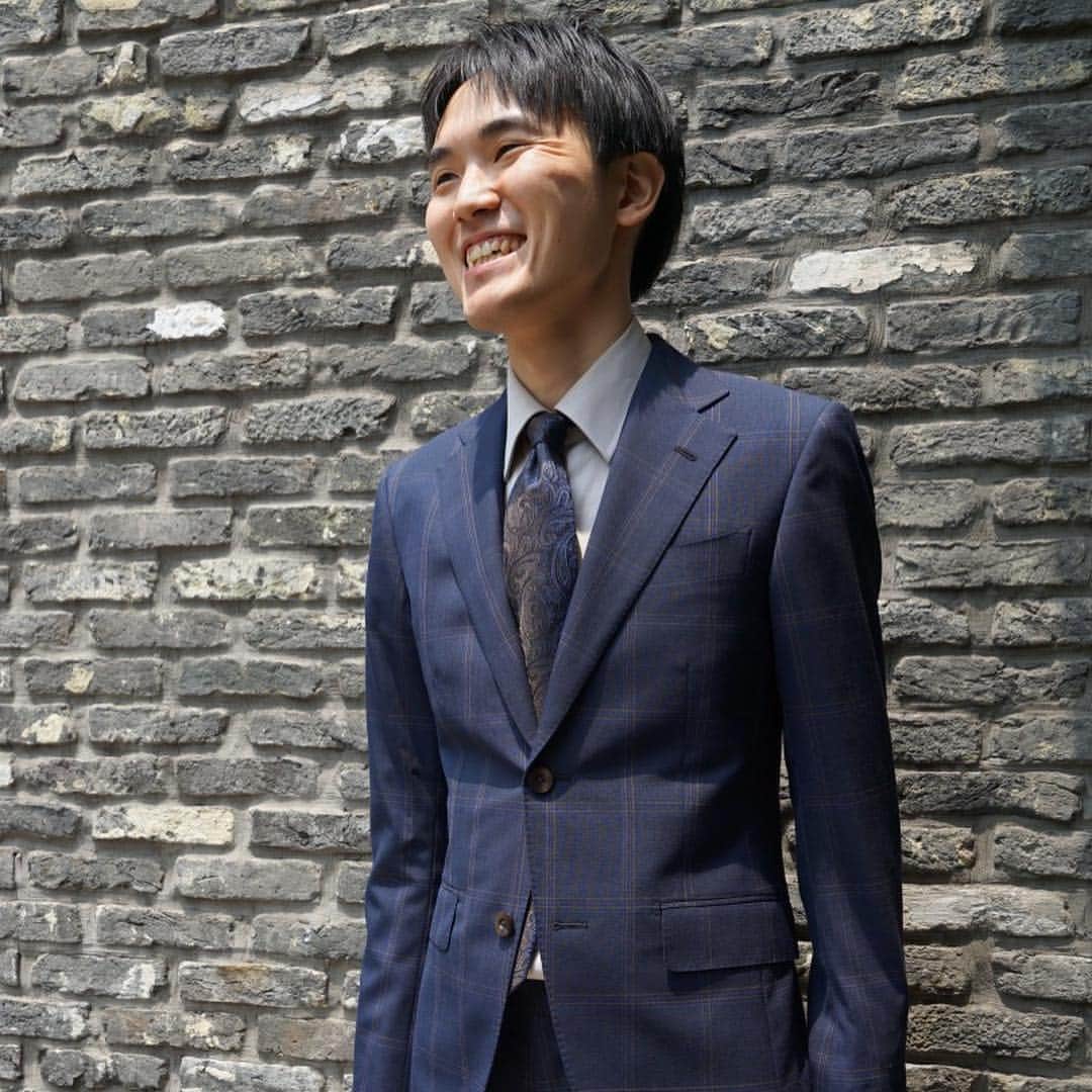 のインスタグラム：「Good navy suits. ・ 爽やかなネイビーのチェックスーツ。 昨年、一昨年辺りに爆発的に人気となったチェック柄も様々なバリエーションが各社から発表されているので色んな柄が楽しめます。 ・ #streetstyle #streetphotography #dapper #dappermen #dandy #dandystyle #dapperfashion #menwithclass #mensclothing #menwithstyle #menswear #mensweardaily #outfitoftheday #ootdfashion #style #gentlemen #gentlemanstyle #mnswr #fashionblogger #classicman #tailormade #vintagestyle #gq #dapperstyle#suit  #pittiuomo #gqstyle #ordersuit #オーダースーツ #オーダースーツ大阪」