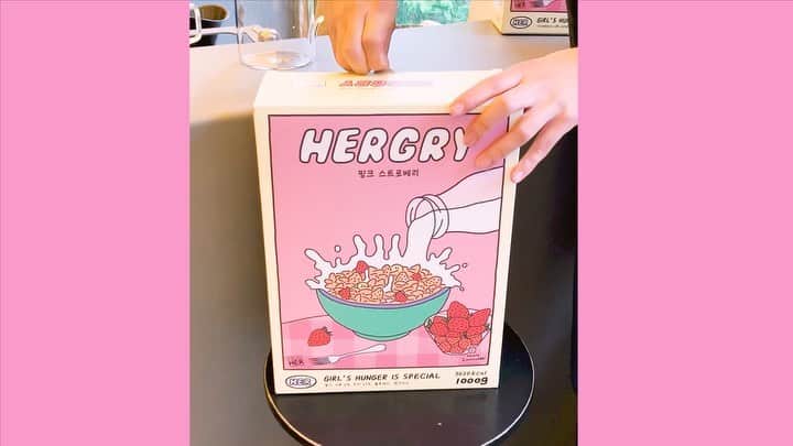 Chuuのインスタグラム：「Chuu의 원픽은 역시 핑크 스트로베리 🍓🍓🍓포만감 극대화👍체중조절/식사대용식 @hergry.official」