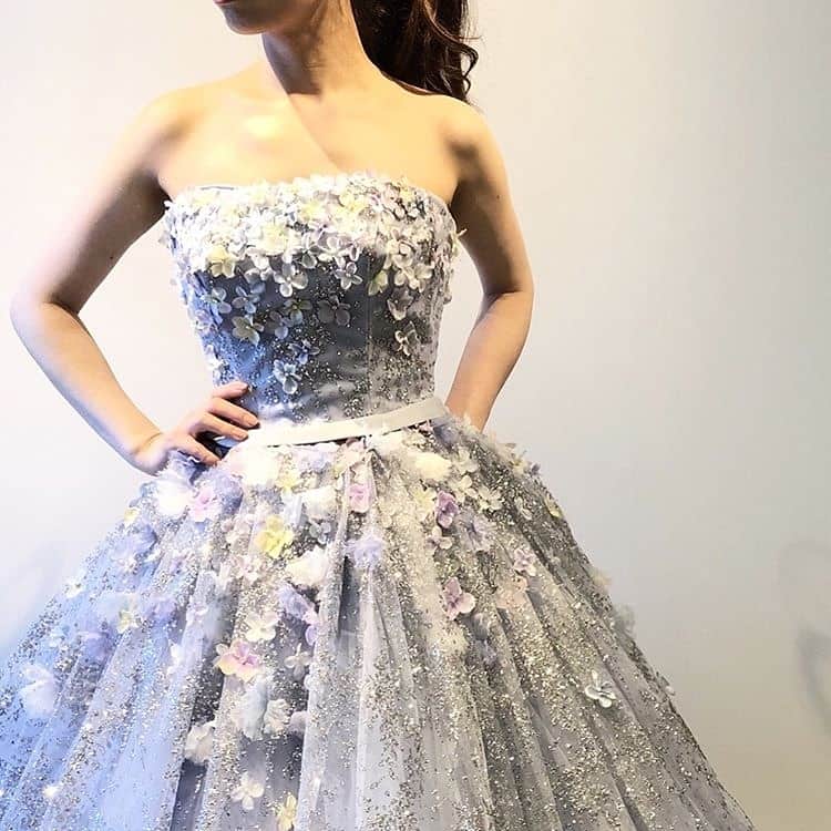 ホテルモントレウェディング【公式】 さんのインスタグラム写真 - (ホテルモントレウェディング【公式】 Instagram)「♥ ￣￣￣￣￣￣￣￣￣￣ @montereyweddingをフォローして 『 #モントレ花嫁 』『 #ホテルモントレ』の タグをつけて投稿してくださいね＊*. . ♥アイテム紹介♥ ━━━━━━━━━━━━━━✬*━ ホテルモントレ横浜💒👰 の提携先『マリエクラッセ』 @marie_classe より素敵なドレス写真をリグラム✧* ━*✬━━━━━━━━━━━━━━ . ◆ホテルモントレ公式HPはこちら* https://www.monterey-wedding.jp  #モントレ #モントレ花婿  #dressy花嫁 #プレ花嫁 #marry花嫁 #卒花 #marryxoxo #wedding #weddingceremony #weddingreception #weddingparty #weddingdress #dress #flower #weddingbouquets #プラコレ #結婚式場 #ウエディングニュース  #日本中のプレ花嫁さんと繋がりたい #結婚式 #パーティー #披露宴 #ホテルウェディング #ウェディングドレス #カラードレス #ドレス迷子 #ドレス」7月1日 17時54分 - montereywedding