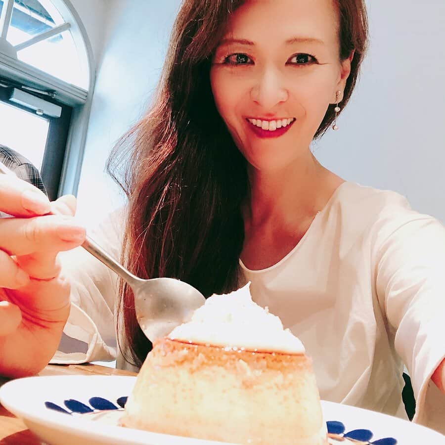 里井真由美さんのインスタグラム写真 - (里井真由美Instagram)「・ スパイスプリン〜🍮💓 ・ ・ややかため。ほんのりスパイスと生クリームに爽やかな酸味😆❤️ ・ ・ 経堂の人気カレー店「カフェ クミン」さんの名物プリン。香りや甘さにリズム感があるので 最後まで飽きずに頂けます。 ・ ・ スパイスカレーの後に食べると尚おいしい♪ サグチキンカレー、野菜とレンズ豆のカレー、ひよこ豆とラムのカレー etc... ・ ・ #かためプリン #カフェクミン #スパイスプリン#里井真由美#ありが糖運動 #1級フードアナリスト里井真由美 #cafeクミン#プリン#ぷるぷる」7月1日 17時54分 - mayumi.satoi