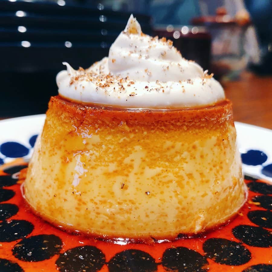 里井真由美さんのインスタグラム写真 - (里井真由美Instagram)「・ スパイスプリン〜🍮💓 ・ ・ややかため。ほんのりスパイスと生クリームに爽やかな酸味😆❤️ ・ ・ 経堂の人気カレー店「カフェ クミン」さんの名物プリン。香りや甘さにリズム感があるので 最後まで飽きずに頂けます。 ・ ・ スパイスカレーの後に食べると尚おいしい♪ サグチキンカレー、野菜とレンズ豆のカレー、ひよこ豆とラムのカレー etc... ・ ・ #かためプリン #カフェクミン #スパイスプリン#里井真由美#ありが糖運動 #1級フードアナリスト里井真由美 #cafeクミン#プリン#ぷるぷる」7月1日 17時54分 - mayumi.satoi