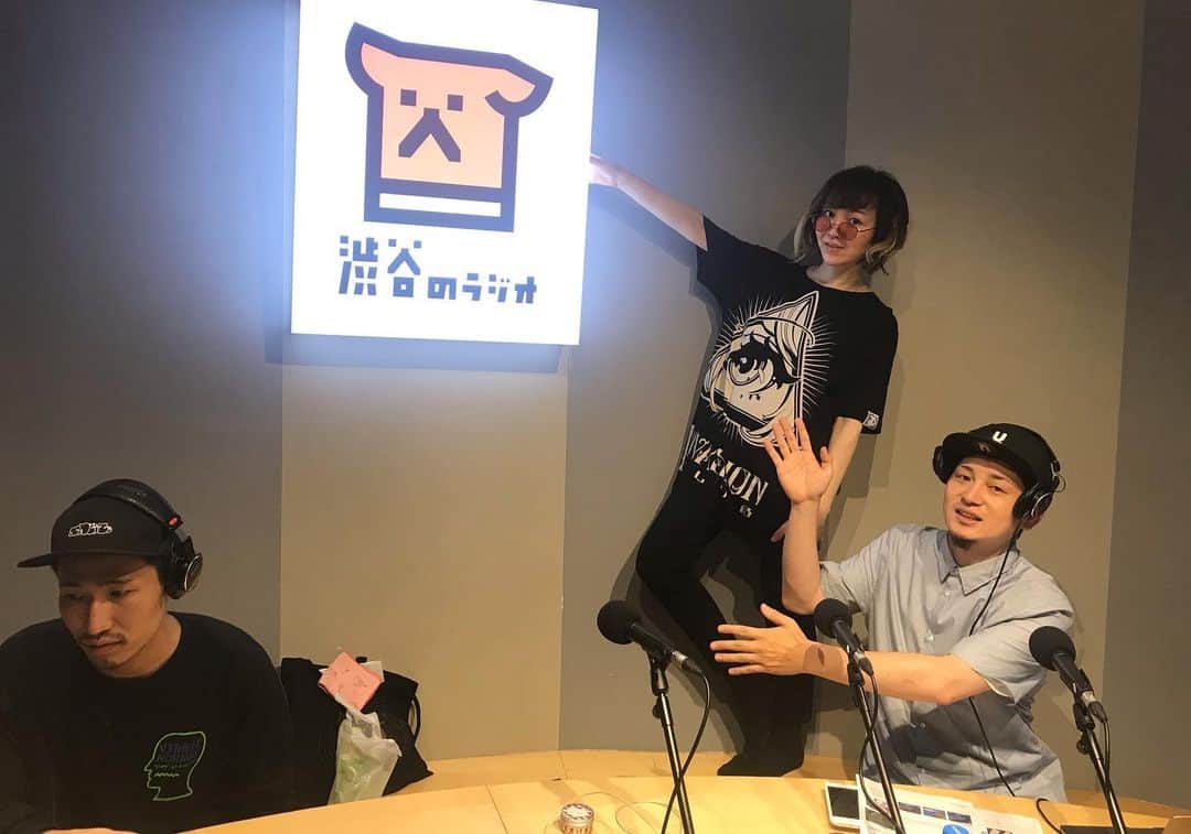 川村由紀さんのインスタグラム写真 - (川村由紀Instagram)「浮世を生き抜く為にチャラいサングラスでプロテクション…やっちゃってるかも。。 今日は毎月第1月曜16時台を担当中 #渋谷のラジオ 道玄坂爆音部の生放送でした！  番組Dを担当してくれている #SHIBUHOUSE DJ CREWのKAGさんがBD当日との事で #渋谷花魁 カラーのUSBをプレゼント🎁現場で使ってね〜  そしてトークは…先日に #Loft9shibuya で開催された幻冬舎plusのトークイベント「人生の居場所をどう作る？～つながりの見つけ方、孤独との付き合い方～」についてなどなど。結構深いテーマに。。#居場所を考える」7月1日 17時49分 - yukikawamura821