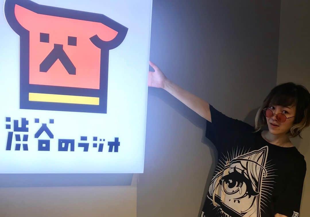 川村由紀さんのインスタグラム写真 - (川村由紀Instagram)「浮世を生き抜く為にチャラいサングラスでプロテクション…やっちゃってるかも。。 今日は毎月第1月曜16時台を担当中 #渋谷のラジオ 道玄坂爆音部の生放送でした！  番組Dを担当してくれている #SHIBUHOUSE DJ CREWのKAGさんがBD当日との事で #渋谷花魁 カラーのUSBをプレゼント🎁現場で使ってね〜  そしてトークは…先日に #Loft9shibuya で開催された幻冬舎plusのトークイベント「人生の居場所をどう作る？～つながりの見つけ方、孤独との付き合い方～」についてなどなど。結構深いテーマに。。#居場所を考える」7月1日 17時49分 - yukikawamura821