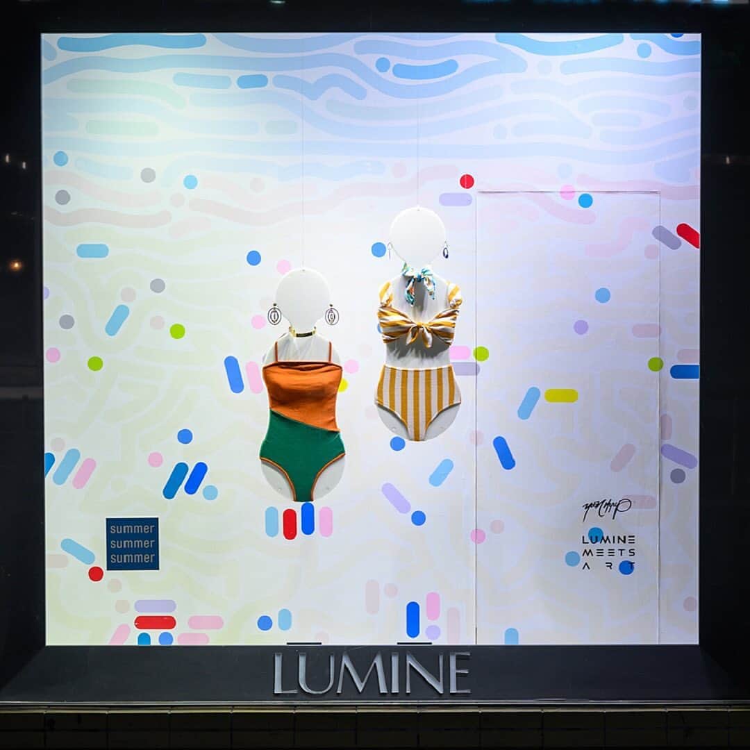 ルミネ公式さんのインスタグラム写真 - (ルミネ公式Instagram)「LUMINE meets Art ウィンドウ プロジェクト 「summer summer summer」 6月27日〜7月24日 . 「Beach of La Concha 1」 「Summer Breeze」 「West Sky 2」 .  LUMINE meets Art プロジェクトの一環として、ルミネの夏のビジュアル表現にニューヨークを拠点に活動するアーティスト Yoon Hyup を起用。 スペインのサンセバスチャンのビーチを描いた「Beach of La Concha 1」、アメリカのマイアミビーチで見上げたヤシの木と青い空を描いた「Summer Breeze」、ヤシの木と夕焼けをモチーフにした「West Sky 2」これら Yoon によるアート作品で3つの夏を表現している。 . Yoon Hyup（ユーン・ヒョプ） 韓国出身、現在ニューヨーク／ブルックリンを拠点に活動するアーティスト。 2000年代初めから屋外の壁画制作やDJとのライブペインティングをスタート。スケボーカルチャーやジャズ、ファンク、ヒップホップといった即興的な音楽の影響を受けながら、線と点を使った自然な表現を追求している。自らの制作経験から、作品は抽象的なパターンと都市景観からなるビジュアルとして進化し、広く認知されている。 ギャラリーでの展覧会、パブリックアートプロジェクト、そしてブランドとのコラボレーションまで、多様なオーディエンスに支持されている。現在、ユーンの作品はニューヨーク、サンフランシスコ、東京、ソウル、上海、香港、サン・セバスティアンなど、世界の都市で紹介されている。  #LUMINE #ルミネ #VMD #windowdisplay #ショーウィンドウ #SUMMERSUMMERSUMMER #luminemeetsart #夏 #YoonHyup」7月1日 17時50分 - lumine_official