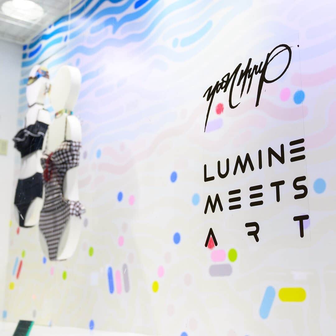 ルミネ公式さんのインスタグラム写真 - (ルミネ公式Instagram)「LUMINE meets Art ウィンドウ プロジェクト 「summer summer summer」 6月27日〜7月24日 . 「Beach of La Concha 1」 「Summer Breeze」 「West Sky 2」 .  LUMINE meets Art プロジェクトの一環として、ルミネの夏のビジュアル表現にニューヨークを拠点に活動するアーティスト Yoon Hyup を起用。 スペインのサンセバスチャンのビーチを描いた「Beach of La Concha 1」、アメリカのマイアミビーチで見上げたヤシの木と青い空を描いた「Summer Breeze」、ヤシの木と夕焼けをモチーフにした「West Sky 2」これら Yoon によるアート作品で3つの夏を表現している。 . Yoon Hyup（ユーン・ヒョプ） 韓国出身、現在ニューヨーク／ブルックリンを拠点に活動するアーティスト。 2000年代初めから屋外の壁画制作やDJとのライブペインティングをスタート。スケボーカルチャーやジャズ、ファンク、ヒップホップといった即興的な音楽の影響を受けながら、線と点を使った自然な表現を追求している。自らの制作経験から、作品は抽象的なパターンと都市景観からなるビジュアルとして進化し、広く認知されている。 ギャラリーでの展覧会、パブリックアートプロジェクト、そしてブランドとのコラボレーションまで、多様なオーディエンスに支持されている。現在、ユーンの作品はニューヨーク、サンフランシスコ、東京、ソウル、上海、香港、サン・セバスティアンなど、世界の都市で紹介されている。  #LUMINE #ルミネ #VMD #windowdisplay #ショーウィンドウ #SUMMERSUMMERSUMMER #luminemeetsart #夏 #YoonHyup」7月1日 17時50分 - lumine_official