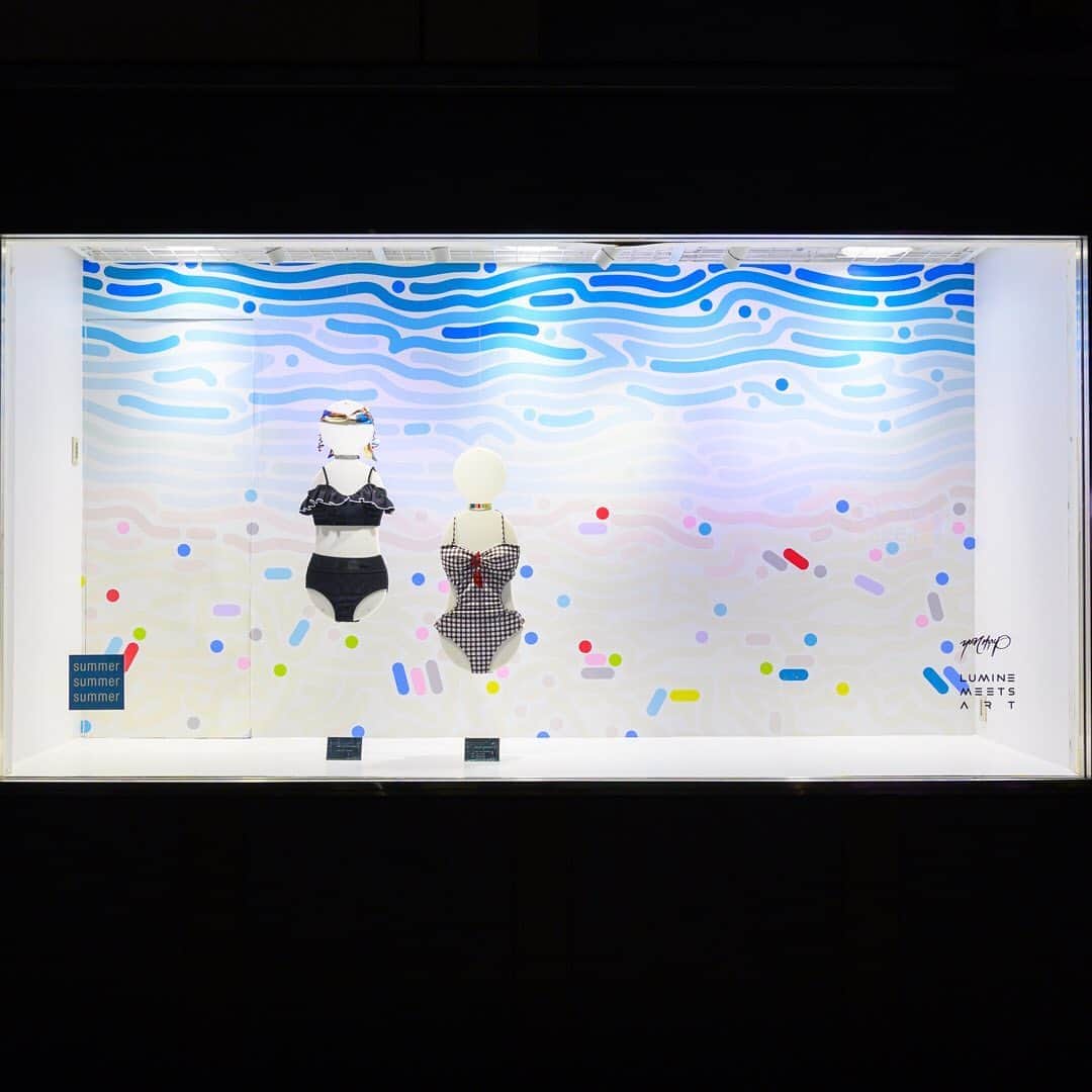 ルミネ公式さんのインスタグラム写真 - (ルミネ公式Instagram)「LUMINE meets Art ウィンドウ プロジェクト 「summer summer summer」 6月27日〜7月24日 . 「Beach of La Concha 1」 「Summer Breeze」 「West Sky 2」 .  LUMINE meets Art プロジェクトの一環として、ルミネの夏のビジュアル表現にニューヨークを拠点に活動するアーティスト Yoon Hyup を起用。 スペインのサンセバスチャンのビーチを描いた「Beach of La Concha 1」、アメリカのマイアミビーチで見上げたヤシの木と青い空を描いた「Summer Breeze」、ヤシの木と夕焼けをモチーフにした「West Sky 2」これら Yoon によるアート作品で3つの夏を表現している。 . Yoon Hyup（ユーン・ヒョプ） 韓国出身、現在ニューヨーク／ブルックリンを拠点に活動するアーティスト。 2000年代初めから屋外の壁画制作やDJとのライブペインティングをスタート。スケボーカルチャーやジャズ、ファンク、ヒップホップといった即興的な音楽の影響を受けながら、線と点を使った自然な表現を追求している。自らの制作経験から、作品は抽象的なパターンと都市景観からなるビジュアルとして進化し、広く認知されている。 ギャラリーでの展覧会、パブリックアートプロジェクト、そしてブランドとのコラボレーションまで、多様なオーディエンスに支持されている。現在、ユーンの作品はニューヨーク、サンフランシスコ、東京、ソウル、上海、香港、サン・セバスティアンなど、世界の都市で紹介されている。  #LUMINE #ルミネ #VMD #windowdisplay #ショーウィンドウ #SUMMERSUMMERSUMMER #luminemeetsart #夏 #YoonHyup」7月1日 17時50分 - lumine_official
