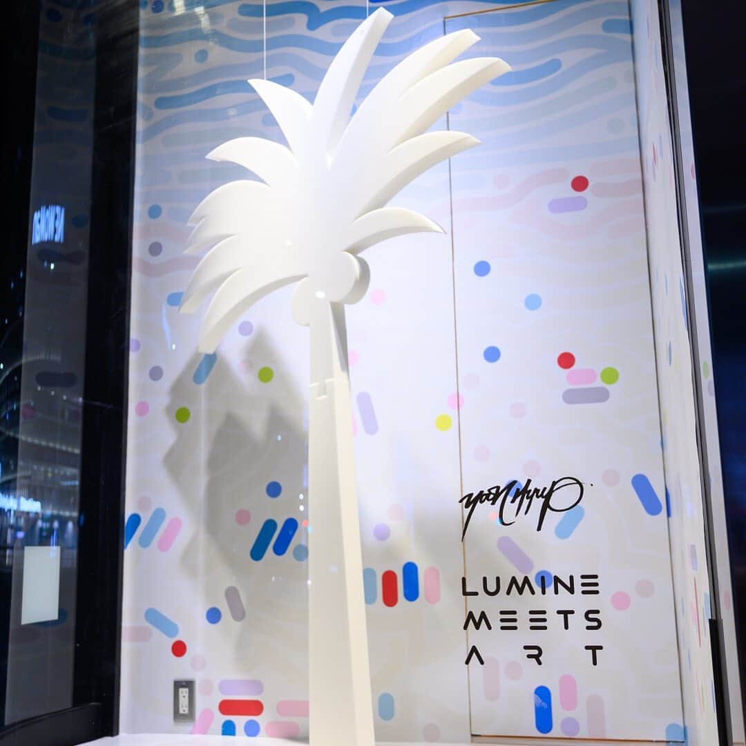 ルミネ公式さんのインスタグラム写真 - (ルミネ公式Instagram)「LUMINE meets Art ウィンドウ プロジェクト 「summer summer summer」 6月27日〜7月24日 . 「Beach of La Concha 1」 「Summer Breeze」 「West Sky 2」 .  LUMINE meets Art プロジェクトの一環として、ルミネの夏のビジュアル表現にニューヨークを拠点に活動するアーティスト Yoon Hyup を起用。 スペインのサンセバスチャンのビーチを描いた「Beach of La Concha 1」、アメリカのマイアミビーチで見上げたヤシの木と青い空を描いた「Summer Breeze」、ヤシの木と夕焼けをモチーフにした「West Sky 2」これら Yoon によるアート作品で3つの夏を表現している。 . Yoon Hyup（ユーン・ヒョプ） 韓国出身、現在ニューヨーク／ブルックリンを拠点に活動するアーティスト。 2000年代初めから屋外の壁画制作やDJとのライブペインティングをスタート。スケボーカルチャーやジャズ、ファンク、ヒップホップといった即興的な音楽の影響を受けながら、線と点を使った自然な表現を追求している。自らの制作経験から、作品は抽象的なパターンと都市景観からなるビジュアルとして進化し、広く認知されている。 ギャラリーでの展覧会、パブリックアートプロジェクト、そしてブランドとのコラボレーションまで、多様なオーディエンスに支持されている。現在、ユーンの作品はニューヨーク、サンフランシスコ、東京、ソウル、上海、香港、サン・セバスティアンなど、世界の都市で紹介されている。  #LUMINE #ルミネ #VMD #windowdisplay #ショーウィンドウ #SUMMERSUMMERSUMMER #luminemeetsart #夏 #YoonHyup」7月1日 17時50分 - lumine_official