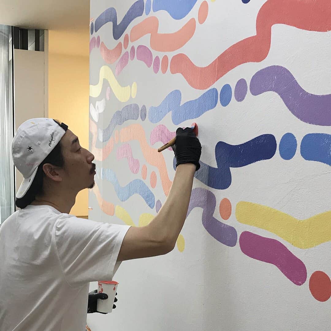 ルミネ公式さんのインスタグラム写真 - (ルミネ公式Instagram)「LUMINE meets Art ウィンドウ プロジェクト 「summer summer summer」 6月27日〜7月24日 . 「Beach of La Concha 1」 「Summer Breeze」 「West Sky 2」 .  LUMINE meets Art プロジェクトの一環として、ルミネの夏のビジュアル表現にニューヨークを拠点に活動するアーティスト Yoon Hyup を起用。 スペインのサンセバスチャンのビーチを描いた「Beach of La Concha 1」、アメリカのマイアミビーチで見上げたヤシの木と青い空を描いた「Summer Breeze」、ヤシの木と夕焼けをモチーフにした「West Sky 2」これら Yoon によるアート作品で3つの夏を表現している。 . Yoon Hyup（ユーン・ヒョプ） 韓国出身、現在ニューヨーク／ブルックリンを拠点に活動するアーティスト。 2000年代初めから屋外の壁画制作やDJとのライブペインティングをスタート。スケボーカルチャーやジャズ、ファンク、ヒップホップといった即興的な音楽の影響を受けながら、線と点を使った自然な表現を追求している。自らの制作経験から、作品は抽象的なパターンと都市景観からなるビジュアルとして進化し、広く認知されている。 ギャラリーでの展覧会、パブリックアートプロジェクト、そしてブランドとのコラボレーションまで、多様なオーディエンスに支持されている。現在、ユーンの作品はニューヨーク、サンフランシスコ、東京、ソウル、上海、香港、サン・セバスティアンなど、世界の都市で紹介されている。  #LUMINE #ルミネ #VMD #windowdisplay #ショーウィンドウ #SUMMERSUMMERSUMMER #luminemeetsart #夏 #YoonHyup」7月1日 17時50分 - lumine_official