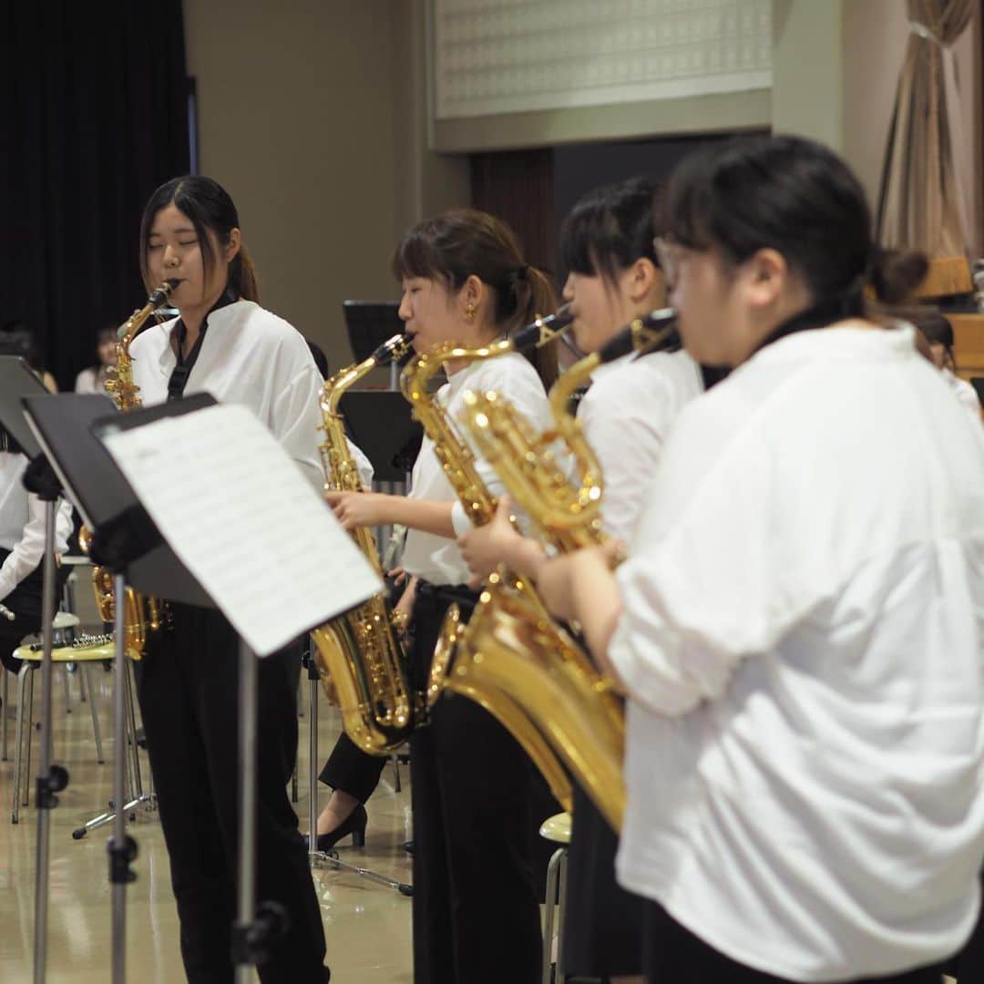 福岡女子短期大学さんのインスタグラム写真 - (福岡女子短期大学Instagram)「@音楽科 . 本日、全学生が参加する「社会人入門」は、音楽科夏季演奏会でした。電子オルガン🎹、サクソフォン🎷、声楽👗、ピアノに続き、吹奏楽の演奏を披露しました。音楽科以外の学生は美しく迫力ある演奏を楽しんでいました。 . 音楽科では7/19(金)に九州国立博物館1階カフェスペースにて「浴衣deカフェコンサート」を開催します。ご来場お待ちしております。 . . #福岡女子短期大学 #福女短 #音楽科 #福岡女子短期大学音楽科 #コンサート #音楽好きな人と繋がりたい #ピアノ #ピアニスト #コンサート情報 #ピアノ演奏 #ピアノ好きな人と繋がりたい #クラシック音楽 #クラシック #電子オルガン #サクソフォン #音大生 #音楽学部 #音大 #ドレス #進路 #👗 #女子力 #女子力アップ #写真で伝えたい私の世界 #ベストショット #私が紡ぐ物語 #その瞬間に物語を . ========[ 資料請求 ]======== ． 新しい福岡女子短期大学の資料請求（2020大学案内）を無料送付中です。本学ホームページからお気軽に申し込みください。 . 子ども学科/健康栄養学科 音楽科/文化教養学科 ． 福岡女子短期大学 住所：‪福岡県太宰府市五条四丁目16番1号‬ tel：‪092-922-4034‬（代表） . =======================」7月1日 18時02分 - fukuoka_wjc