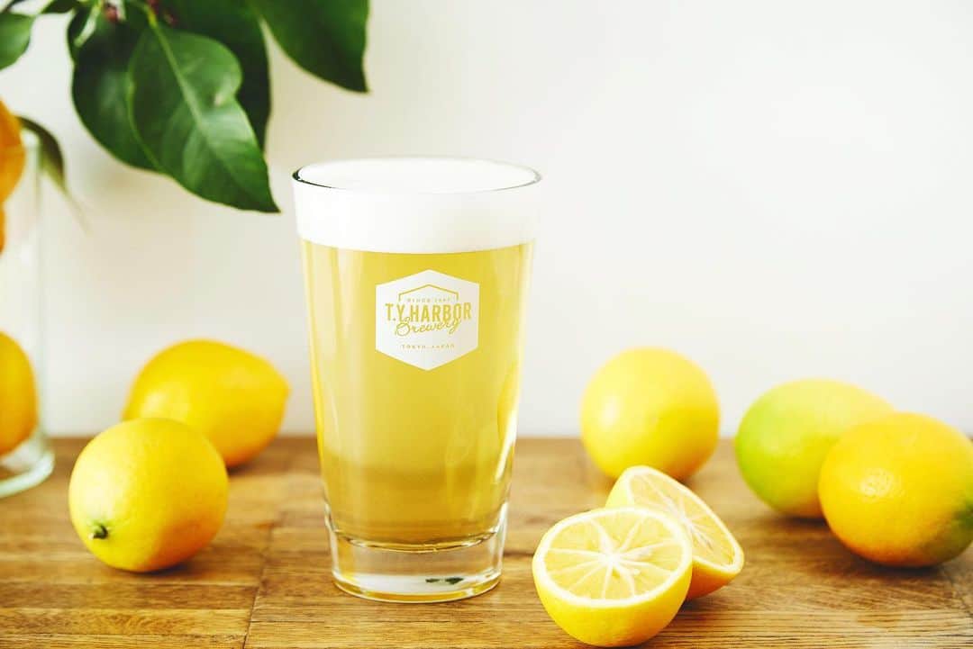 TYSONS&COMPANYさんのインスタグラム写真 - (TYSONS&COMPANYInstagram)「. 7月のシーズナルビールは「檸檬スカッシュ」 . ゴクゴク飲んで欲しい夏のビール。 フレッシュなレモンをたっぷり使用して甘さ控えめ、果皮の苦味を感じる仕上がりに。 子供にはまだ早い、大人の檸檬スカッシュ。 今月いっぱいお楽しみいただけます。 . こちらの檸檬スカッシュは本日より開催の「OHISAMA FREE FLOW 2019」でもお楽しみいただけます。 ランチタイム限定、系列5店舗（T.Y.HARBOR、SMOKEHOUSE、CICADA、IVY PLACE、CRISTA）にてT.Y.HARBOR Breweryのクラフトビール、ワイン、オリジナルカクテルをお好きなだけどうぞ！ (※檸檬スカッシュは7月末まで) . ■T.Y.HARBOR (ランチタイム) クラフトビール6種類、ワイン(赤・白)、サングリア(赤・白) . ■CICADA (ランチタイム) クラフトビール3種類(Pale、Amber、Wheat) ワイン(赤・白・スパークリング・ロゼ・オレンジ)、サングリア(赤・白) . ■CRISTA (ランチ・ブランチ) クラフトビール6種類、ワイン(赤・白・スパークリング) (※シャンパンFREE FLOW ¥5,000プランも有り) . ■IVY PLACE (朝食・ランチタイム) クラフトビール6種類、ワイン(赤・白・スパークリング) (※朝食7:00よりFREE FLOW 利用可) . ■SMOKEHOUSE (ランチタイム) クラフトビール6種類、バッファローソーダ . 全店舗 ¥2,500/90min . #ティーワイハーバーブルワリー #クラフトビール #ビール #レモンビール #シーズナルビール #季節限定醸造 #テラス #ウォーターフロント #天王洲 #東京 #メイドイントウキョウ #タイソンズアンドカンパニー#tyharborbrewery #beer #seasonalbeer #waterfront #craftbeer #tennoz #shinagawa #tokyo#madeintokyo #tysonsandcompany」7月1日 17時55分 - tysonsandcompany