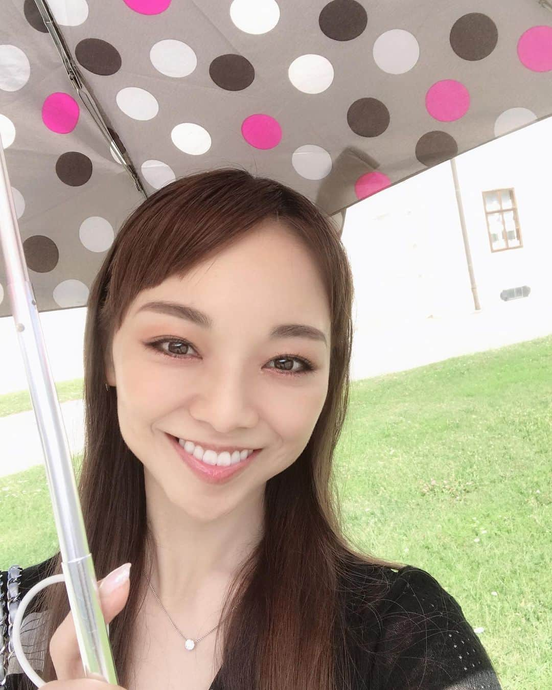 上野水香さんのインスタグラム写真 - (上野水香Instagram)「#ベルベデーレ に来ました。 美しい、、、、 芸術的、、、、 街中にこんな場所がある#ウィーン 、本当に素敵です😭💕 暑いけど😵笑 クリムト、ステキでした。 そして、シシィの肖像を発見しました。#シルヴィギエム の#ベジャール 振り付け、シシィの痺れる感動を思わず思い出しました。 ギエムのあの踊り、また観たいなぁ、、、遠い目、、、 今日は夜舞台稽古です。 そして、明日の本番、、、この芸術の都で、がんばるぞ。 また舞台の様子などpostします(*´-`) How gorgeous.... #belvedere  Felt a fabulous art 😭💕 Beautiful place,beautiful city!!! #vienna」7月1日 17時56分 - mizukaueno