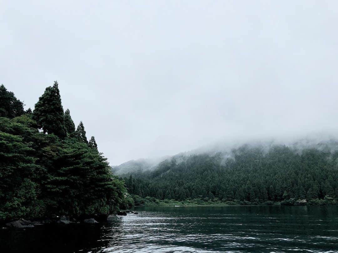 石川文菜さんのインスタグラム写真 - (石川文菜Instagram)「. . . この景色を見たくて遠征したいと思えるのは素敵 . . 豪雨だったし、風が巻きやすい芦ノ湖だけど、その中で瞬間的に感動させられる景色を見ると｢やっぱり最高だ｣ってまたこれを見に行きたくなる . . それが自然の中で釣り出来る環境の良さだし、それを大切にしなくてはいけないなって感じた🗻🏕 . . . #pic #photo #japan #japantrip #japan_of_insta #japanphoto」7月1日 17時58分 - bun0404