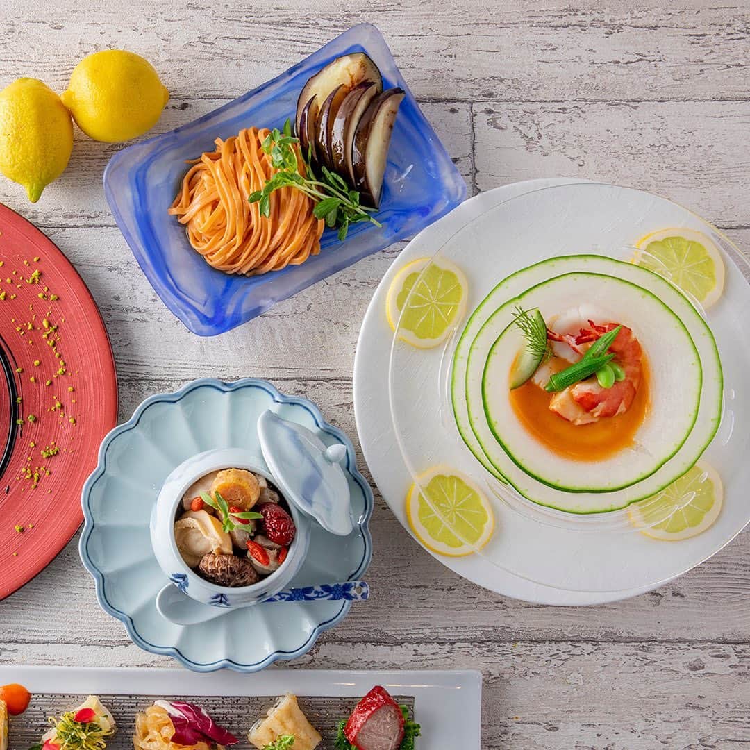 ヒルトン東京さんのインスタグラム写真 - (ヒルトン東京Instagram)「🥢中国料理「王朝」では、「蜂蜜檸檬（はちみつｘレモン）」がテーマの🍯美潤ランチ🍋をお楽しみいただけます。﻿ ﻿ 💁🏻‍♀️美容と健康効果が期待できるはちみつ、そしてビタミンCやクエン酸が豊富なレモンを用いた新メニューはいかがですか？﻿ ﻿ ※7・8月限定のおいしいおすすめメニューです。詳細はHPより！﻿ ﻿ #ヒルトン東京 #王朝 #中国料理 #美潤 #美容 #フリフリ #コラーゲン #ランチ#女子会 #はちみつ﻿ #hiltontokyo #chinesecuisine #dynasty #lunch #beautylunch #healthandbeauty #summer」7月1日 17時58分 - hiltontokyo