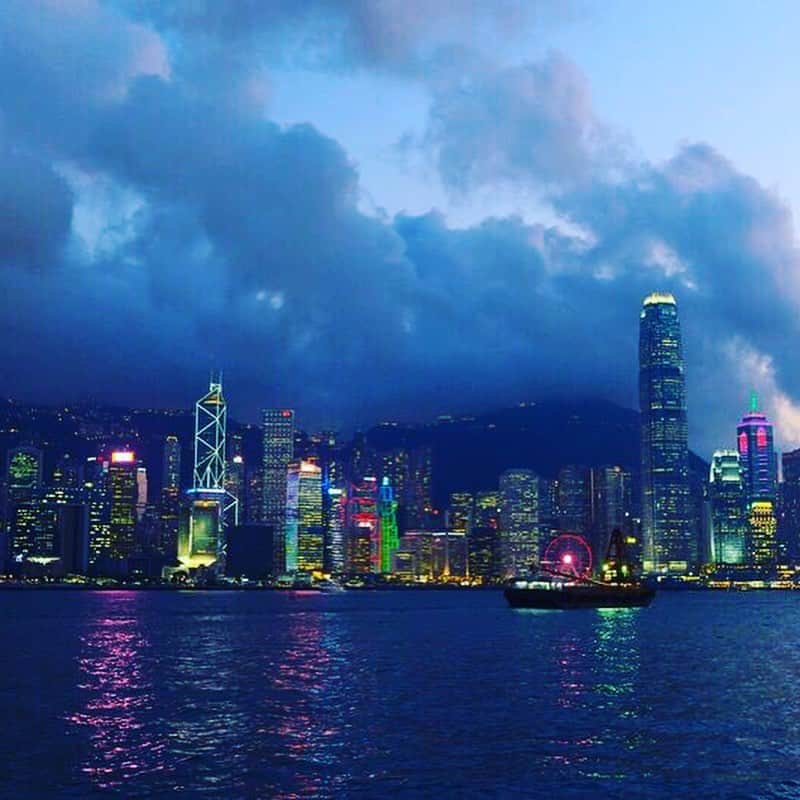 おっさんずラブ 武蔵の部屋さんのインスタグラム写真 - (おっさんずラブ 武蔵の部屋Instagram)「世は働き方改革ということで、黒澤武蔵、夏休みとりま〜す🙋‍♂️ #というわけで香港到着なう #実は初香港なんだお🇭🇰 #一度行ってみたかったんだよね #別にはるたんが香港勤務だから来たわけではありません #ハロージャッキー！ #ハロー100万ドルの夜景！ #うんでもアレですね #１人で見るとどんな景色も少し寂しげに見える #いや気のせいきっと気のせい #エモエモ武蔵発動中 #明日へ続く #DiscoverHongKong」7月1日 18時01分 - musashis_room