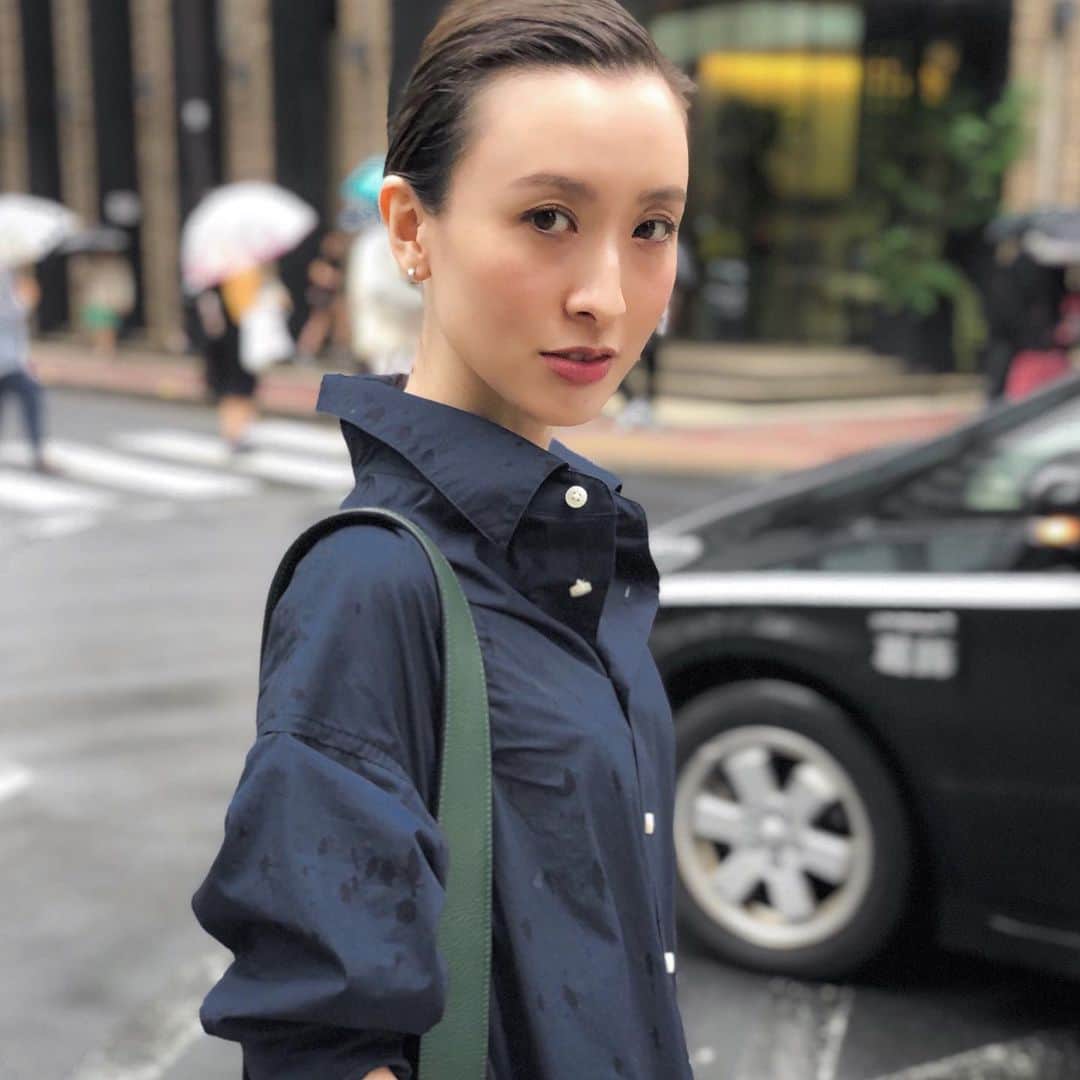 のインスタグラム：「2019年も半分を終えて、何だかすっきりした新しい気分。 メイクを変えてみたり、諸々気持ちを切り替えてみたり、新しくジュエリーを買ってみたりと何だか変化も沢山。 ジュエリーはプラチナ・ギルド・インターナショナルと一緒にお仕事をさせて頂く中でプラチナに興味が湧いてのデビューなのですが、キリッとした輝きはまさに近年憧れていたイメージそのものかも。 身につけてゆくことでプラチナのように本質的な魅力を身につけられるようになりたいな。 傘を忘れがちな私としては雨に濡れたって大丈夫（これからの季節は汗だって余裕）というのも嬉しい。 #プラチナ#プラチナジュエリー#一生モノ」