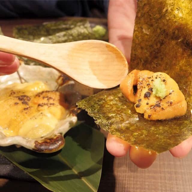 東京カレンダーさんのインスタグラム写真 - (東京カレンダーInstagram)「表面のみサッと炙ることで、香ばしさをまといチーズのような濃厚さも増す「焼うに」。これを、ほんの少しのワサビとともに海苔で挟み、うにと酒の幸せループにはまろう。 #東京カレンダー #東カレ #tokyocalendar #うに #高田馬場 #うに小屋 #焼うに」7月1日 18時04分 - tokyocalendar