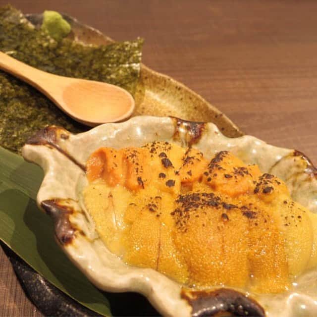 東京カレンダーさんのインスタグラム写真 - (東京カレンダーInstagram)「表面のみサッと炙ることで、香ばしさをまといチーズのような濃厚さも増す「焼うに」。これを、ほんの少しのワサビとともに海苔で挟み、うにと酒の幸せループにはまろう。 #東京カレンダー #東カレ #tokyocalendar #うに #高田馬場 #うに小屋 #焼うに」7月1日 18時04分 - tokyocalendar