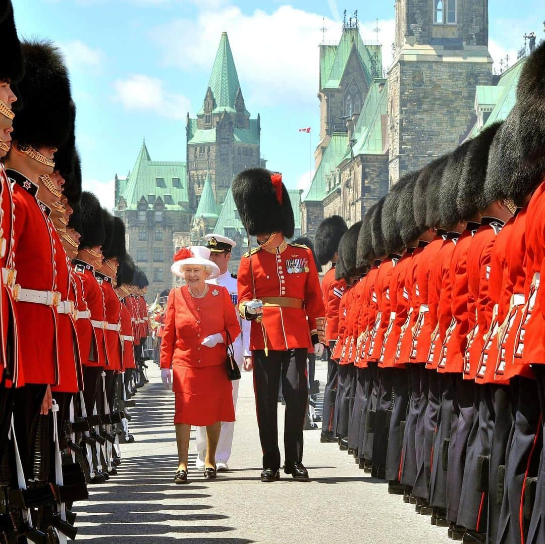 ロイヤル・ファミリーさんのインスタグラム写真 - (ロイヤル・ファミリーInstagram)「Wishing all our Canadian followers a very happy Canada Day #CanadaDay  As Queen of Canada, Her Majesty has a deeply held affection for and loyalty to a country that she first toured as Princess Elizabeth in 1951 and to which she has returned over twenty times since. Members of the Royal Family also represent Her Majesty The Queen when they visit Canada. Swipe to see photographs of The Royal Family in Canada.  The Queen is a constitutional monarch, acting entirely on the advice of Canadian Government ministers. Her Majesty is represented in Canada on a day-to-day basis by a Governor General at the federal level and by a Lieutenant Governor in each of the ten provinces, and is fully briefed by means of regular communications from her ministers, and has face-to-face audiences with them where possible.」7月1日 18時09分 - theroyalfamily