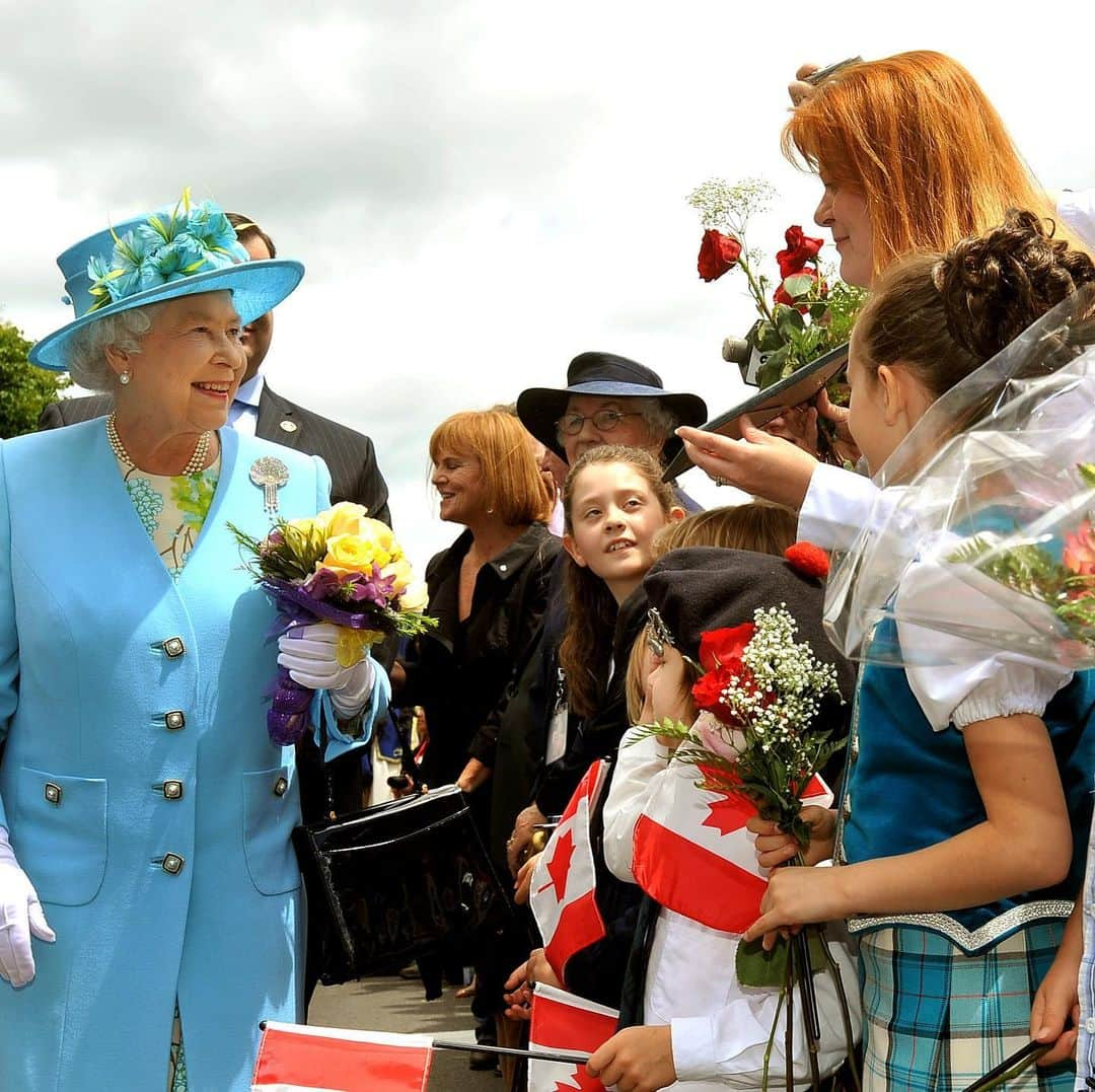 ロイヤル・ファミリーさんのインスタグラム写真 - (ロイヤル・ファミリーInstagram)「Wishing all our Canadian followers a very happy Canada Day #CanadaDay  As Queen of Canada, Her Majesty has a deeply held affection for and loyalty to a country that she first toured as Princess Elizabeth in 1951 and to which she has returned over twenty times since. Members of the Royal Family also represent Her Majesty The Queen when they visit Canada. Swipe to see photographs of The Royal Family in Canada.  The Queen is a constitutional monarch, acting entirely on the advice of Canadian Government ministers. Her Majesty is represented in Canada on a day-to-day basis by a Governor General at the federal level and by a Lieutenant Governor in each of the ten provinces, and is fully briefed by means of regular communications from her ministers, and has face-to-face audiences with them where possible.」7月1日 18時09分 - theroyalfamily