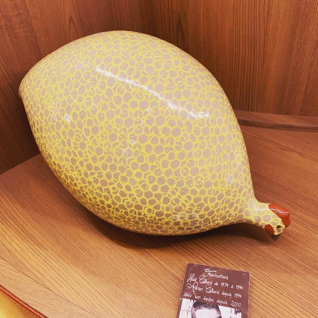 のインスタグラム：「ホロホロ鳥の置物。型に粘土を上げる所から、絵付けまで全て手作業で行われています。¥20,000税抜き ラスト一点です。 #岡山#オブジェ#ホロホロ鳥」