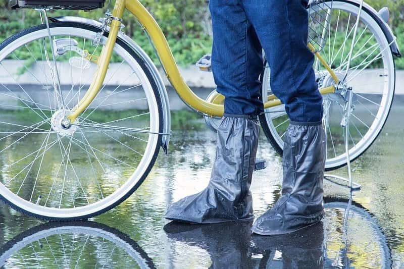 カインズさんのインスタグラム写真 - (カインズInstagram)「雨の日の移動はすぐに靴が濡れて、朝から気分が台無しに…。長靴だと職場やお出かけ先で履き替えなければいけなかったりと面倒ですよね。 そんな悩みには、靴の上から着脱できる携帯長靴 Shoerap(シューラップ)はいかがでしょう♪ 全開できるファスナーで靴の上から簡単に装着でき、濡れやすいひざ下までをすっぽりカバー。かかと部分には反射シート付きなので、夜間時も安全です。また、収納ケース付きでバッグにいつも常備しておけば、使いたい時にすぐ使えます。 足元が汚れやすい、車の洗車やガーデニング作業などにもおすすめです。 【対応サイズ】 M：(約)24.0~26.0㎝、L：(約)26.5～28.0㎝ ※靴の形状により使用できない場合もあります。 . 携帯長靴 Shoerap シューラップ Mブルー/Lチャコール 価格 848円(税込) . 詳しくはこちら http://www.cainz.com/shop/g/g4549509341994/ . ※一部店舗によりお取り扱いがない場合がございます。ご了承ください。 . #携帯長靴 #シューラップ #雨 #濡れる #足元 #自転車 #バイク #カバー #carryingboots #shoerap #rain #wet #foot #bicycle #bike #cover #cainz #cainzhome #カインズ #カインズホーム #くらしにららら」7月1日 18時13分 - cainz_official