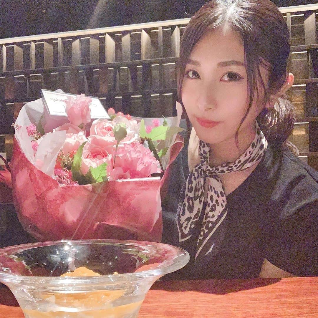 のインスタグラム：「お世話になっている方に 誕生日祝いということで とーっっても贅沢なお食事に 連れていっていただきました😭 . 西麻布Wreathというお店なのですが なにを食べても絶品すぎて 終始感動でお腹いっぱいなのに ひたすら食べれちゃった、、、笑 . 場所は非公開で さらに完全紹介制ということで そんな素敵なお店に行けて ２７歳のスタートが さっそく幸せです！！ . 恩返しをしっかり出来るよう 気を引き締めて 頑張るぞーっっ💪☆ . 写真はスワイプして最後まで見てね💞 . #mybirthday #birthday #誕生日 #6月生まれ #happy #西麻布 #西麻布wreath #flower #花束 #中華料理 #dinner」
