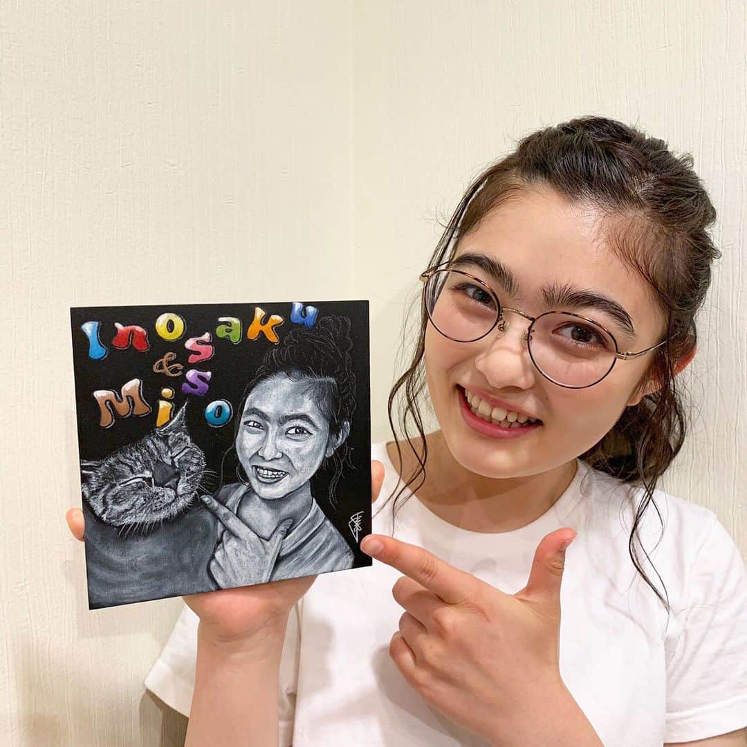 井上咲楽さんのインスタグラム写真 - (井上咲楽Instagram)「. 友達の友達が、チョークアートで描いてくれた！すごい！ありがとうございます！✨会ったことないけど！細かいところまで繊細に描かれていて、びっくり、、みそと一緒に。 玄関に飾りました🥰 . #みそ #猫です #チョークアート」7月1日 18時21分 - bling2sakura