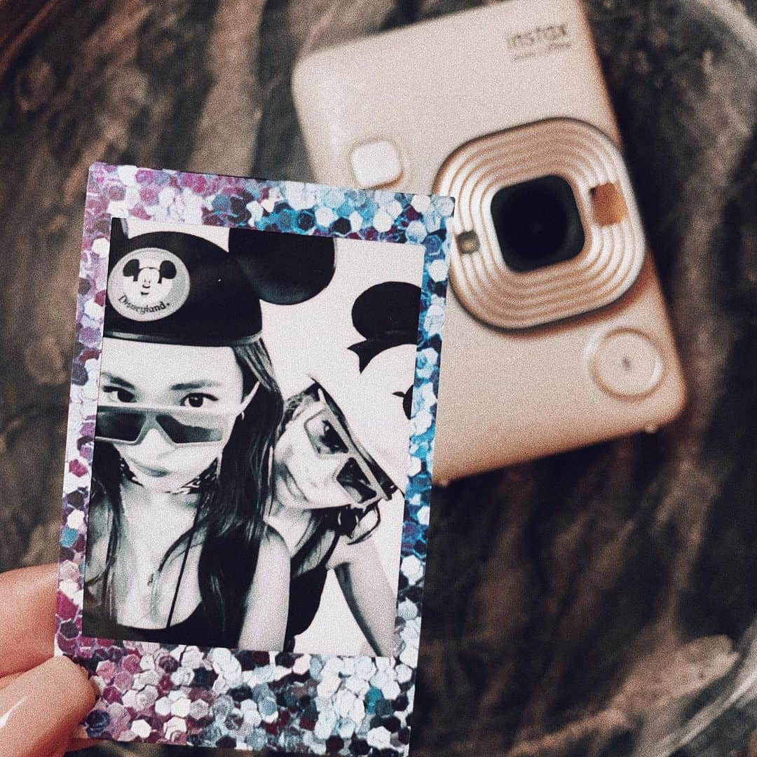 小竹麻美さんのインスタグラム写真 - (小竹麻美Instagram)「新しい @cheki_instax 💖 なにより軽くてフィルターも可愛くて スマホプリントにも使えて ボイスメッセージまでつけれちゃう😳✨ なんとも素晴らしい #チェキ 💖 久しぶりにいきなりディズニー行ってみたーよー🐭🏰💖 #instax#cheki#fujifilm#polaroid#camera#disneysea#tokyodisneyland」7月1日 18時22分 - asamikotake