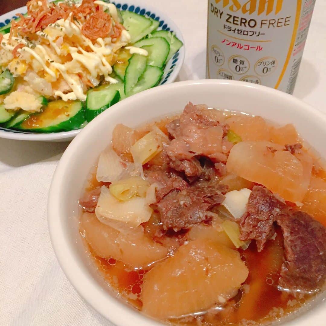 山西章博のインスタグラム：「今日のご飯。牛すじ大根なのさ！ #牛すじ大根  #圧力鍋 #ティファール #ポテトサラダ #初心者主夫」