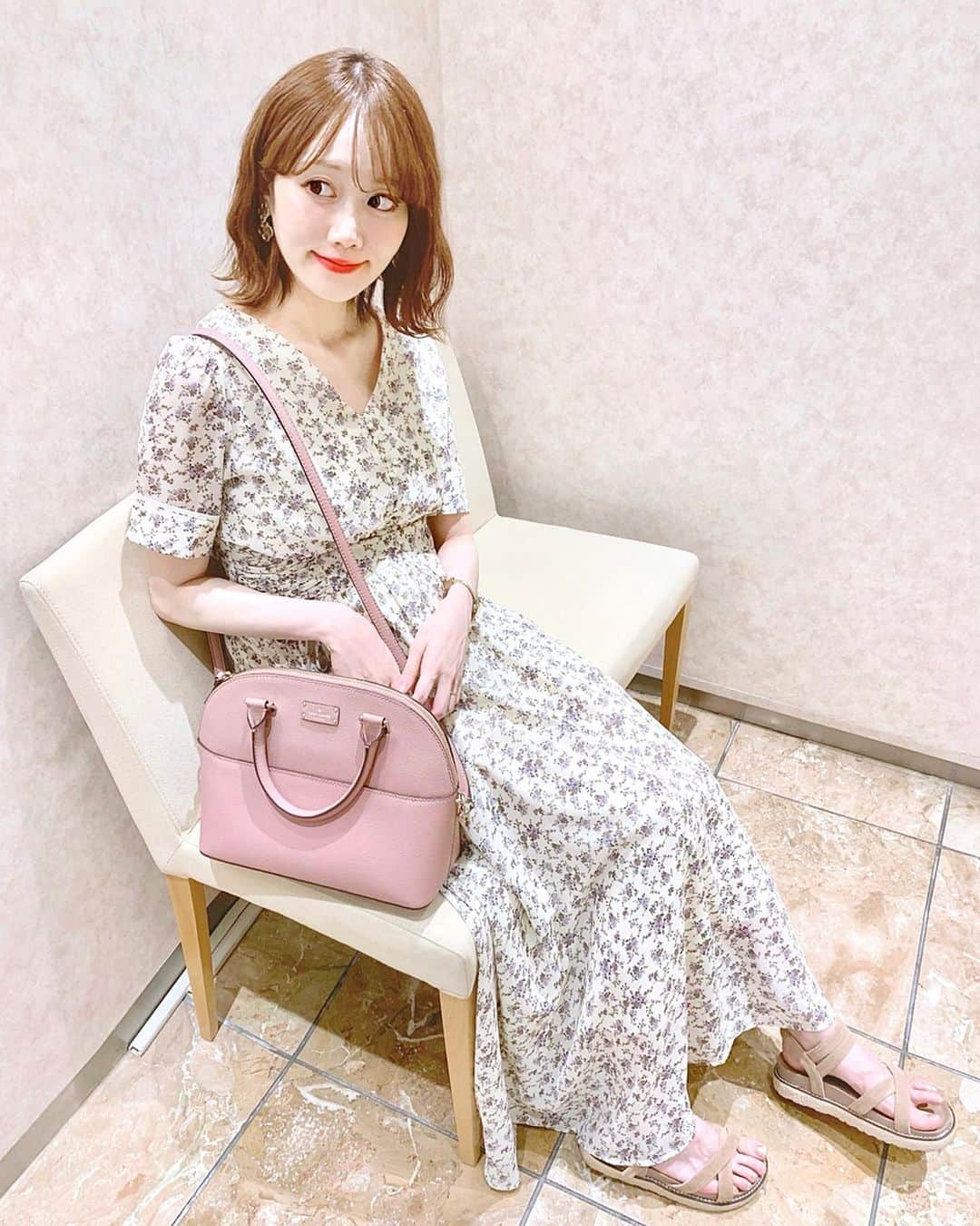 佐藤瀬奈さんのインスタグラム写真 - (佐藤瀬奈Instagram)「今日は移動が多かったのでちょっとひと休み😊💐⠀ ⠀ ワンピース♡ @eclin_official  バッグ♡ @katespadejapan  サンダル♡ @lilirena_ ⠀ ⠀ @axes.official でゲットしたケイトスペードのバッグが色んなコーデに合わせやすくてヘビロテ中〜🤤💕⠀ ⠀ @lilirena のサンダルはびっくりするくらいに楽で歩きやすい！✨ これは夏も活躍してくれそうだ🥰⠀ ⠀ 皆さま今日もお疲れ様でした🥰 ・ ・ ・ #せぷコーデ#コーデ  #AXES公式アンバサダー#katespade#ケイトスペード#eclin#lilirena#ワンピースコーデ#check9003」7月1日 18時24分 - senapuu