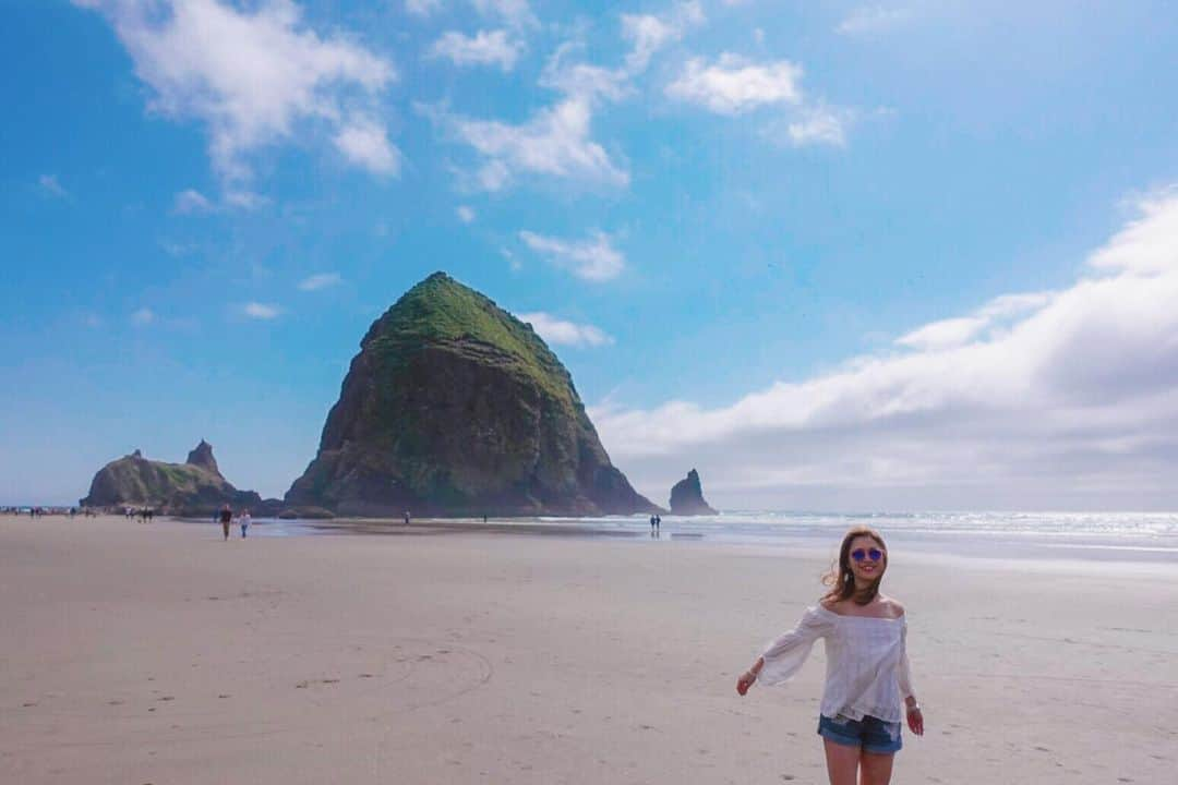 平井喜美さんのインスタグラム写真 - (平井喜美Instagram)「🛣オレゴンコースト アメリカ西海岸🇺🇸の旅行で見たかった景色♡  大きい一枚岩のHaystack Rockがそびえる cannonbeach🌴  #portland #portlandtrip  #旅の記録 #アメリカ西海岸 #オレゴンコースト #haystackrock #landscape #tabijyo_beach #tabistagram #トラベラー #海外旅行 #旅行好き #世界の絶景 #retrip_global#DAMハピ」7月1日 18時29分 - yoshimi1111