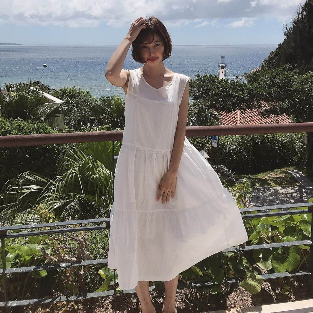 永井志帆のインスタグラム：「沖縄に遊びに行ってきたー🌺 2枚目友達の評判がよかったやつ。  満喫したのでこの後は勉強頑張ります。  #summer#沖縄#万国津梁館#白#夏コーデ#やんばる#破顔一笑」