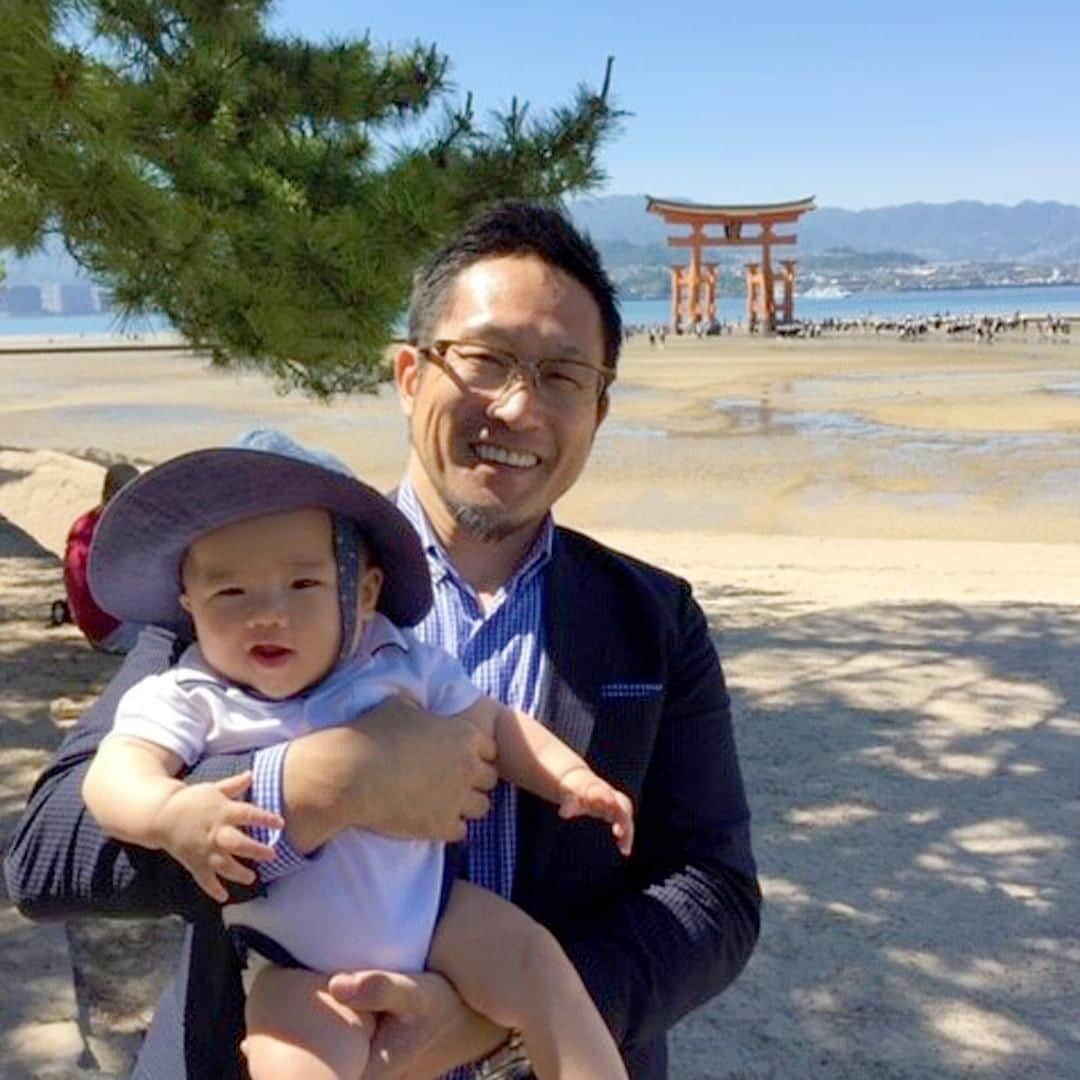 ノバルティスのインスタグラム：「“I’m proud to work for a company that will offer equal paid parental leave to all new parents around the world, regardless of gender. The leave I took following the birth of my second child last year was the most precious opportunity to bond with my son and I was happy to be a role model for other new fathers at the company.” Kazunari ‘Kaz’ Tsunaba, Head, Novartis Pharmaceuticals Japan. . . Today we celebrate the launch of our new global parental leave policy, which will offer 14 weeks minimum paid parental leave to all Novartis parents globally, regardless of gender, by 2021. . . #NovartisLife」