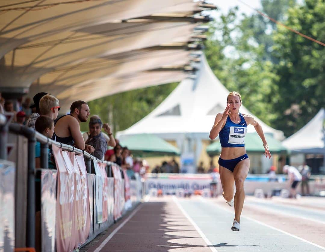 アレクサンドラ・ブルクハルトさんのインスタグラム写真 - (アレクサンドラ・ブルクハルトInstagram)「About yesterday! 200m PR ✌🏽 It’s always nice to come back to my former hometown #allaa #monnem Thanks for the cool shot @beautifulsports」7月1日 18時46分 - lexbu