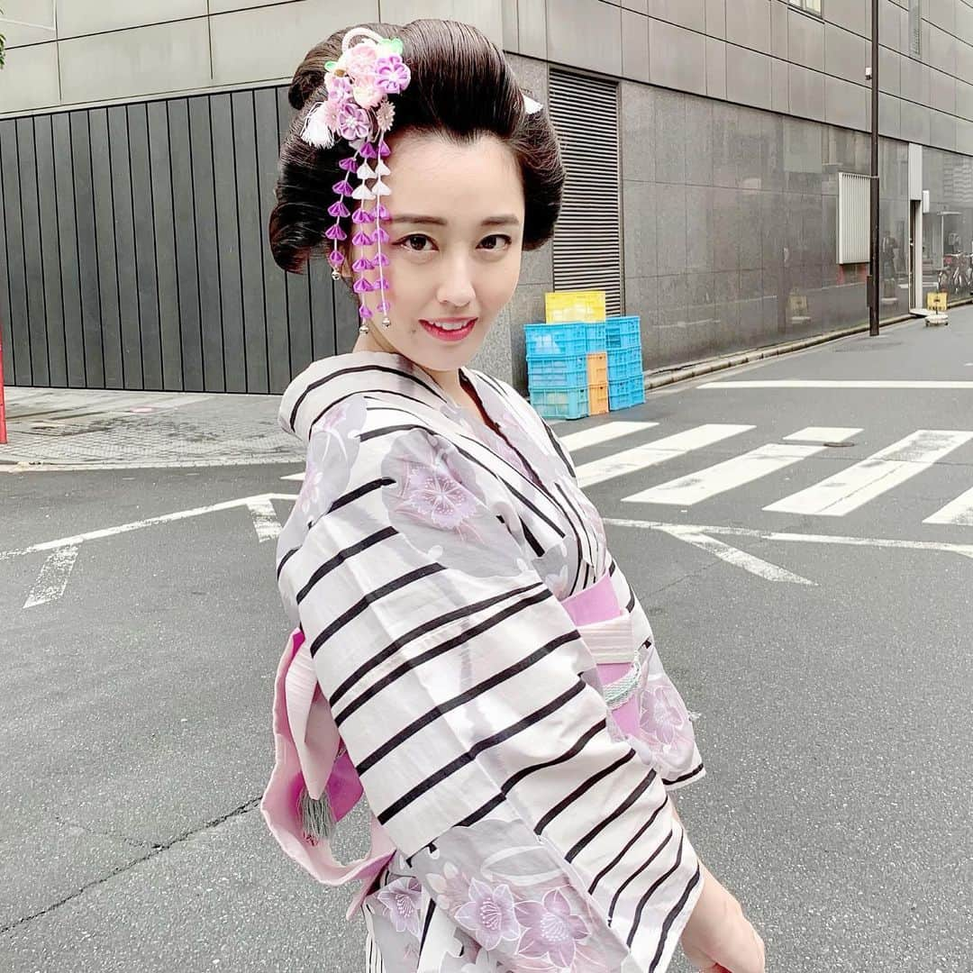 入澤優さんのインスタグラム写真 - (入澤優Instagram)「今年は海じゃなくて花火大会行きたいな…💍 実はこの髪型かつらではなく地毛です。 プロの技術を受けられるのは幸せですね。  短い髪なのに丁寧に作ってくださったプロの髪結い師さんに感謝です🙏🙏貴重な体験をありがとうございました😊！ #いいねください #フォローしてね #浴衣 #紫浴衣 #和 #和装アップ #かつら #ヘアアクセサリー #日本髪  #日本髪アレンジ」7月1日 18時45分 - penchan0327