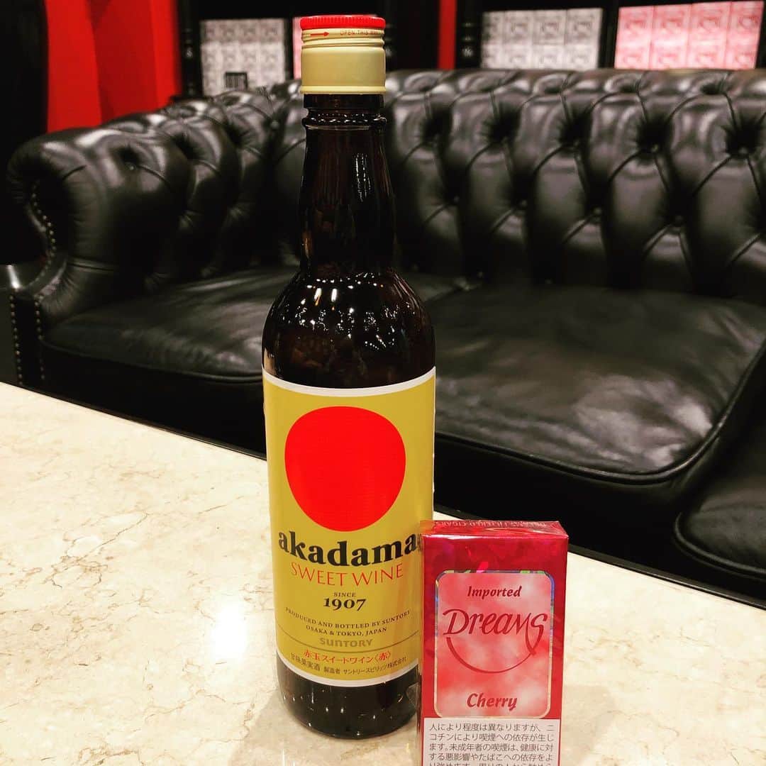 ウェイジーさんのインスタグラム写真 - (ウェイジーInstagram)「weizhi#zhouchengshi#cigar#cigarette#wine#japanwine#akadama#sweetwine#dreams#cherry#lifestyle#style#mensworld#ドリームス#チェリー#🍒#赤玉#スウィートワイン#葉巻#リトルシガー#」7月1日 18時45分 - zhouchengshi