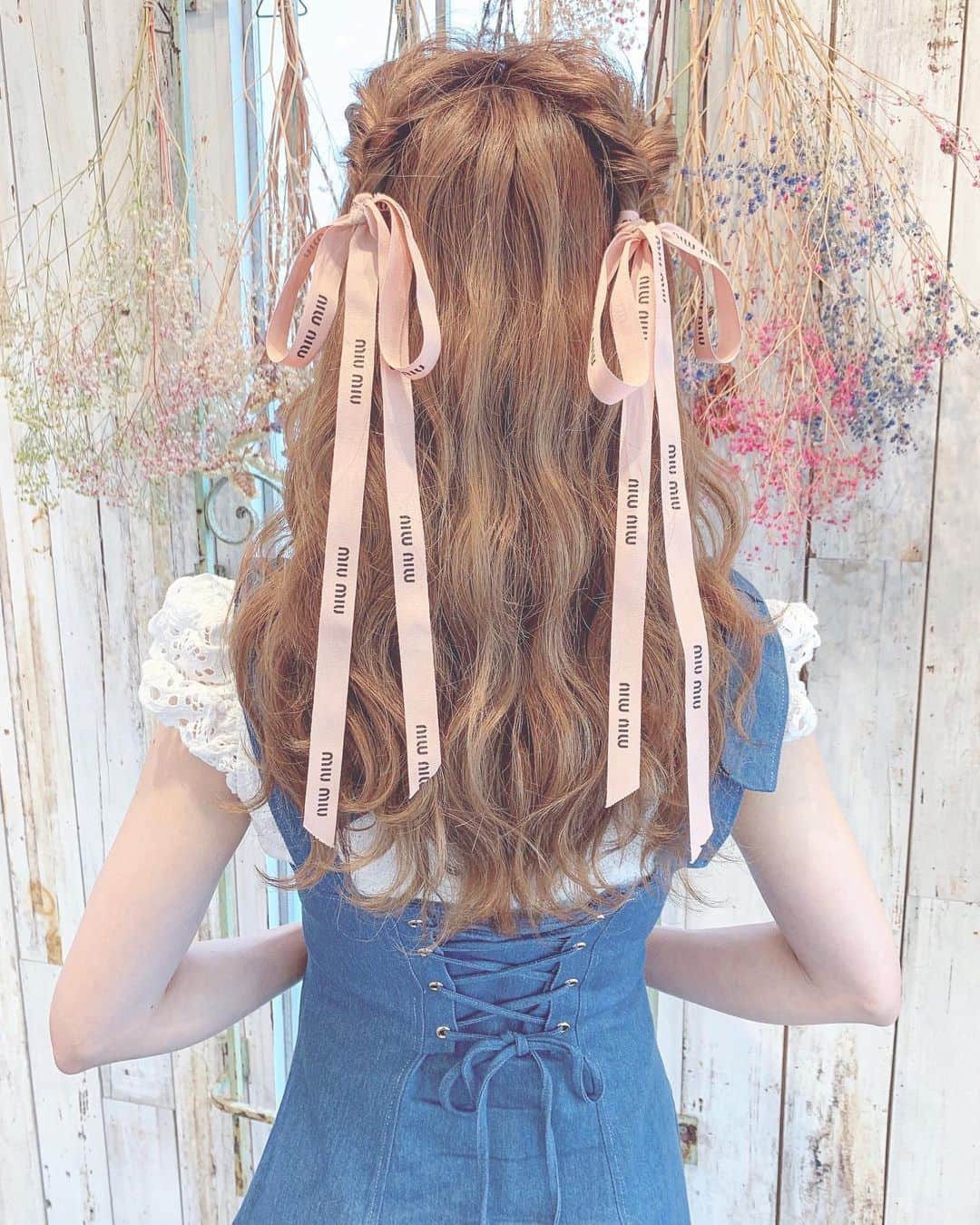 のインスタグラム：「. suuさんヘアカタログ💇‍♀️💓 popupのヘアアレンジは毎回恒例の @suu.suu.sun さんにお願いしました💫 . 今回は1日目にツインテアレンジ🎀 2日目はハーフツインのツインテ尽くし💕 . いつも、わたしのイメージにぴったりで お洋服にもぴったりなアレンジにして下さってありがとうございます🥺💓 . すーさんは、リボン職人なので← 今回はmiumiuのおリボンを🎀ヘアに 可愛く付けてもらいました〜💓 めちゃくちゃ可愛いのでみんなにも 真似っこしてもらいたいな💓 . . . . . #miumiu#denim#rasmile#hairstyle#ヘアスタイル#ハーフツイン#ツインテール#リボン#ミュウミュウ#ヘアアレンジ#レースアップ#デニム#デニムコーデ#セミロング#ミルクティーベージュ」