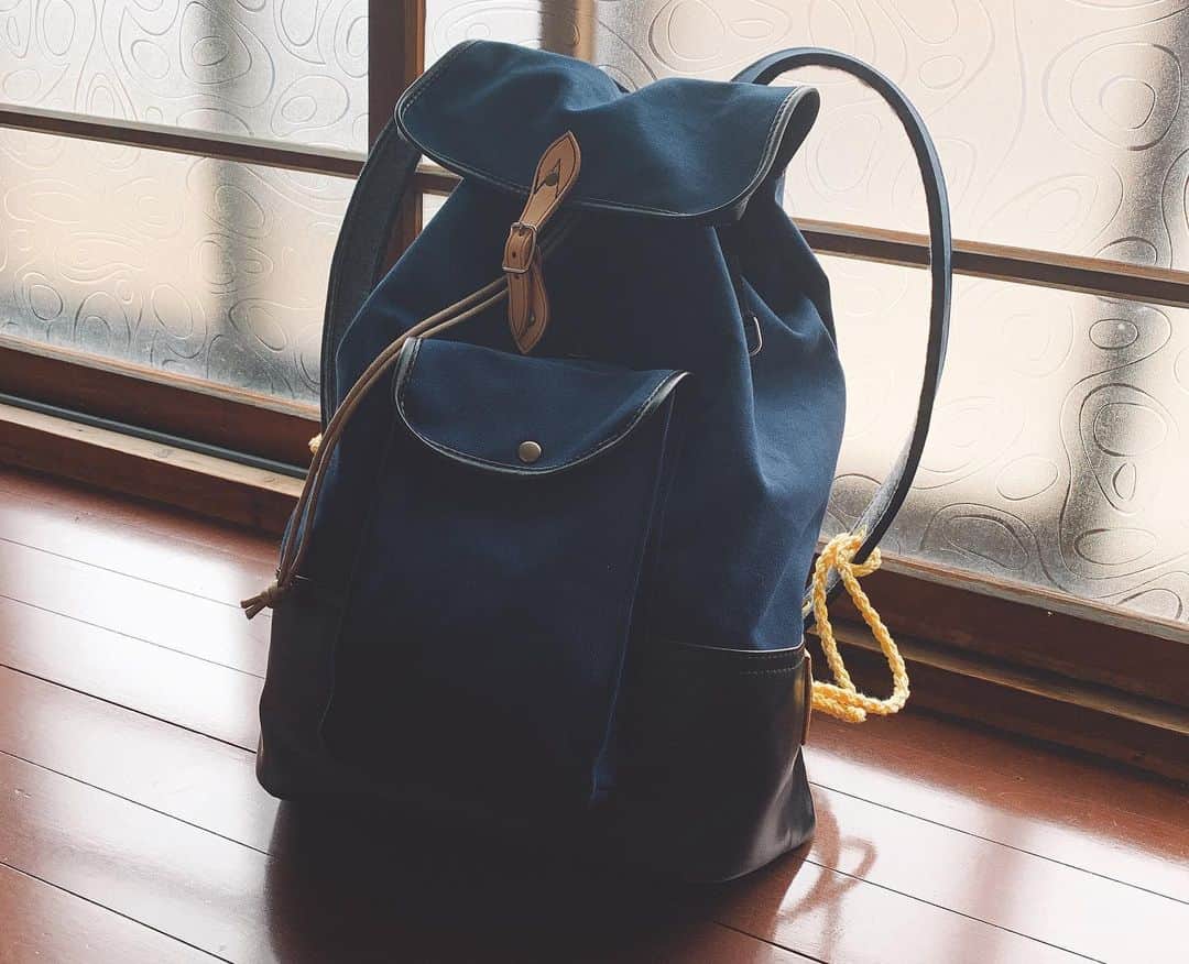平田裕香のインスタグラム：「こちら💁‍♀️私が新調いたしました #村本テント の山菜リュックのオーダーメイド品。 ハッシュタグで見てみたらさ、色々他人さまのリュックが見れていいね。 #beams とかでも取り扱いがあるのね。  では。ご紹介✨✨ こちら、山菜リュックの軽量リュックっていうのが土台になっています。 上の留め金の部分が本当は２つなんだけどそれを１つに変更し、かつ、ベルトで留めるのを磁石の留め金にしてもらいました。 外のポケットも同様。 この外のポケットも、形を変えてシンプルに。 ナイロンの素材から紺色の帆布にしてそして周りのパイピング？っていうの？それは黒のレザーで。 底にね、穴が２つあるの。これは、これがもともと山菜入れるためのリュックで水抜き穴なんだよね。その名残りで穴は残してもらいました。 あ、あと熊よけに鈴とかかけられるとこも残してもらった。 何よりね、リュックが背中にピターってなってほしくて、肩紐のとりつける下の部分は側面にしていただきました。  へへへ。へへへへへ。他にもいくつか私なりの使い勝手の良さはあるけど、だいたいこんな感じ。  村本テントさん、親身に相談に乗ってくださりありがとうございます。  嬉しい。世界で一個の私のためのリュック。 ずーっと使ってたリュックが、替え時になっていたから、すごく、嬉しい。 たくさんの夢と希望とロマンとお仕事を背負い込めるリュックになりますように。  #オーダーメイド #リュック」