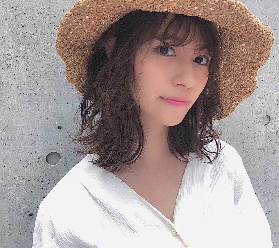 山下愛実（まなみるく）のインスタグラム：「👒☀️ #麦わら帽子#ホワイトコーデ#撮影 #instafashion#instaphoto#followｍe」