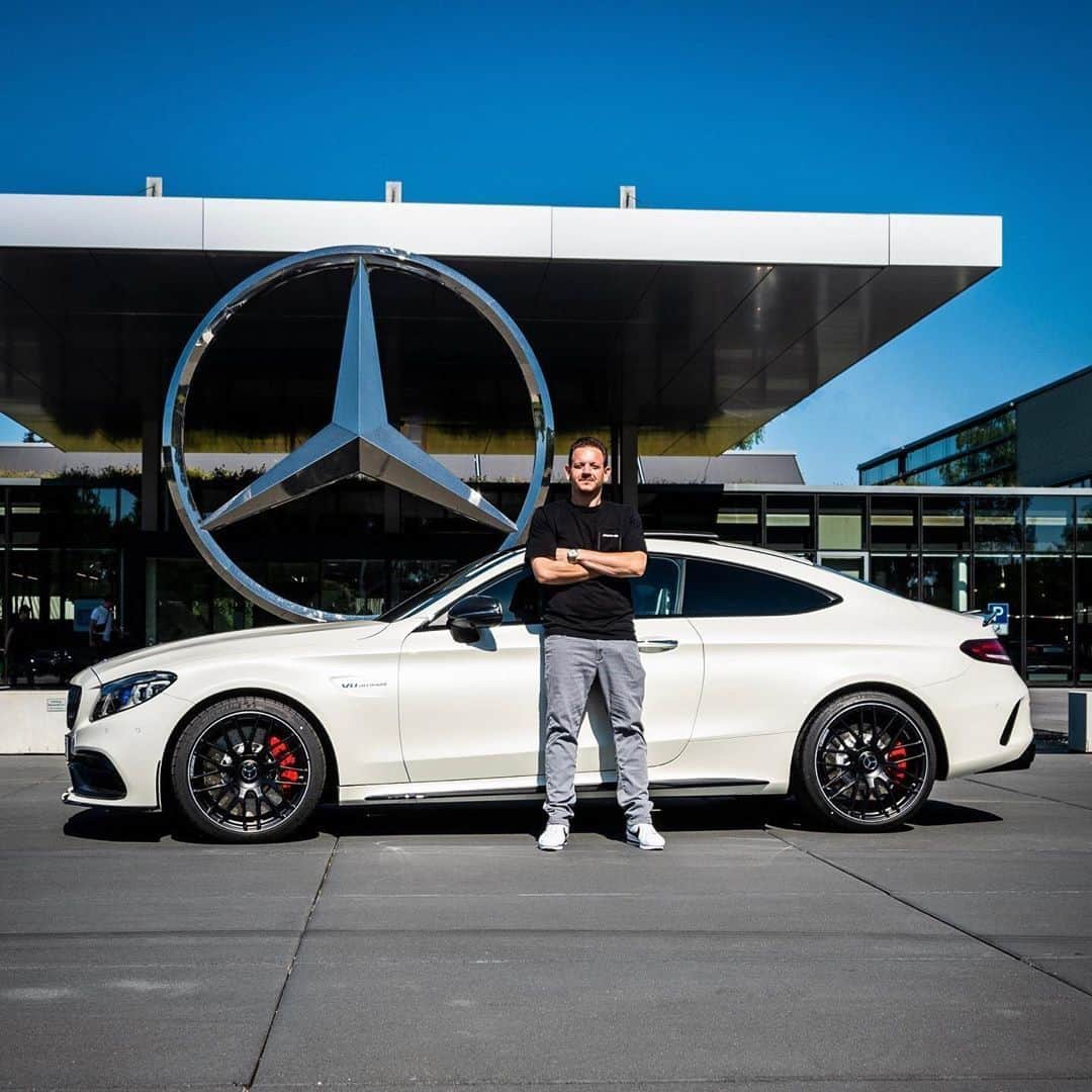 メルセデス・ベンツさんのインスタグラム写真 - (メルセデス・ベンツInstagram)「One man, one engine. 🔥 Photo via @f1mike28. __________ [Mercedes-AMG C 63 S Coupé | Kraftstoffverbrauch kombiniert: 10,1 l/100 km | CO₂-Emissionen kombiniert: 230 g/km | mb4.me/nefz] . #MercedesBenz #🌟 #MercedesAMG #AMG #CClass #AMGC63S #Onemanoneengine #mbfanphoto #whitecars #automotivedesign #mbcar」7月1日 18時55分 - mercedesbenz