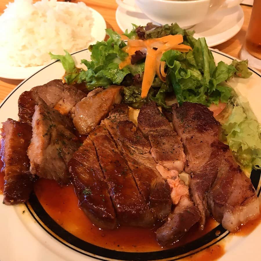 のインスタグラム：「【水道橋 ビストロU】 オシャレな絶品ビストロランチ🤤 ⠀ 🏠#水道橋 #ビストロu 🚶‍♂️水道橋駅徒歩五分 📖LYB豚オススメ部位のグリル(¥1000) ⠀ オススメ部位のグリルはいろんな食感があって最高。 ビストロランチだけあってソースが美味しい 焼き加減まじ神。 メインのでかい豚肉はステーキって感じで脂身が多い。オレは大好き。 ランチはご飯お代わり自由(ご飯はかため) ワンドリンクつき、パンかライスを選べる, グリルは皿にサラダが乗ってスープつき。  LYB豚のステーキカレーとLYB豚オススメ部位のグリルがすごく人気で、店員さんいわく同じくらいオススメらしい。 ⠀ 男性はステーキカレー女性はオススメ部位のグリルを注文してる人が多い。  平日13時で空いてたけど、三人でやってるから店員さんがすごく忙しそう。 愛想良く話しかけてくれて、いい感じ。 雰囲気も店内もオシャレ。 お一人席もあるから一人でもいけるし、ランチデートもあり。 ⠀⠀ 焼き加減も味付けも店の雰囲気も女子にオススメ。  これはまじでうまい。 LYB豚ってのは柔らかいのが特徴なブランド豚のことね。 平日ランチのみだから気をつけて〜」