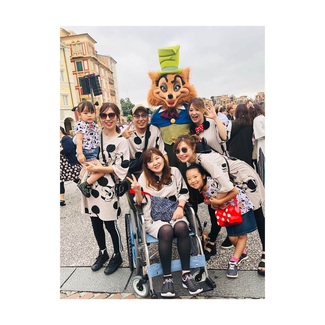 高崎愛梨のインスタグラム：「誕生日は家族と #TDS ♡♡♡ 家族でリンクコーデしちゃうとはね笑 意外とみんなノリが良い。 笑いっぱなしな高崎さんちの子でよかったなと思います♪ ： #リンクコーデ #家族おそろい  #パパと姉旦那はお仕事 #ディズニーで和食初めて食べた #1枚目のキャラクターなに #家族と過ごす誕生日 #幸せです #mylovefamily」