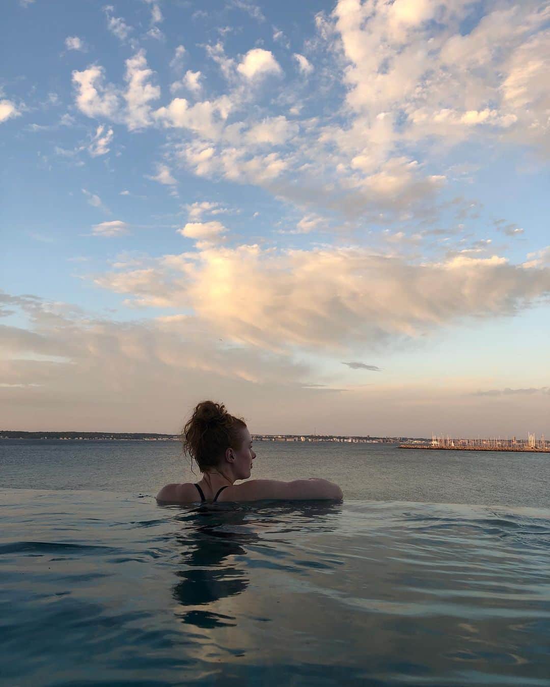 マチルドU・クラマーのインスタグラム：「Weekend well spend - ready for monday ✨ . . . . #marienlyststrandhotel #spa #weekend #monday #bringiton #newwek #pool #relax #view #sunset 📸 @themertzful」