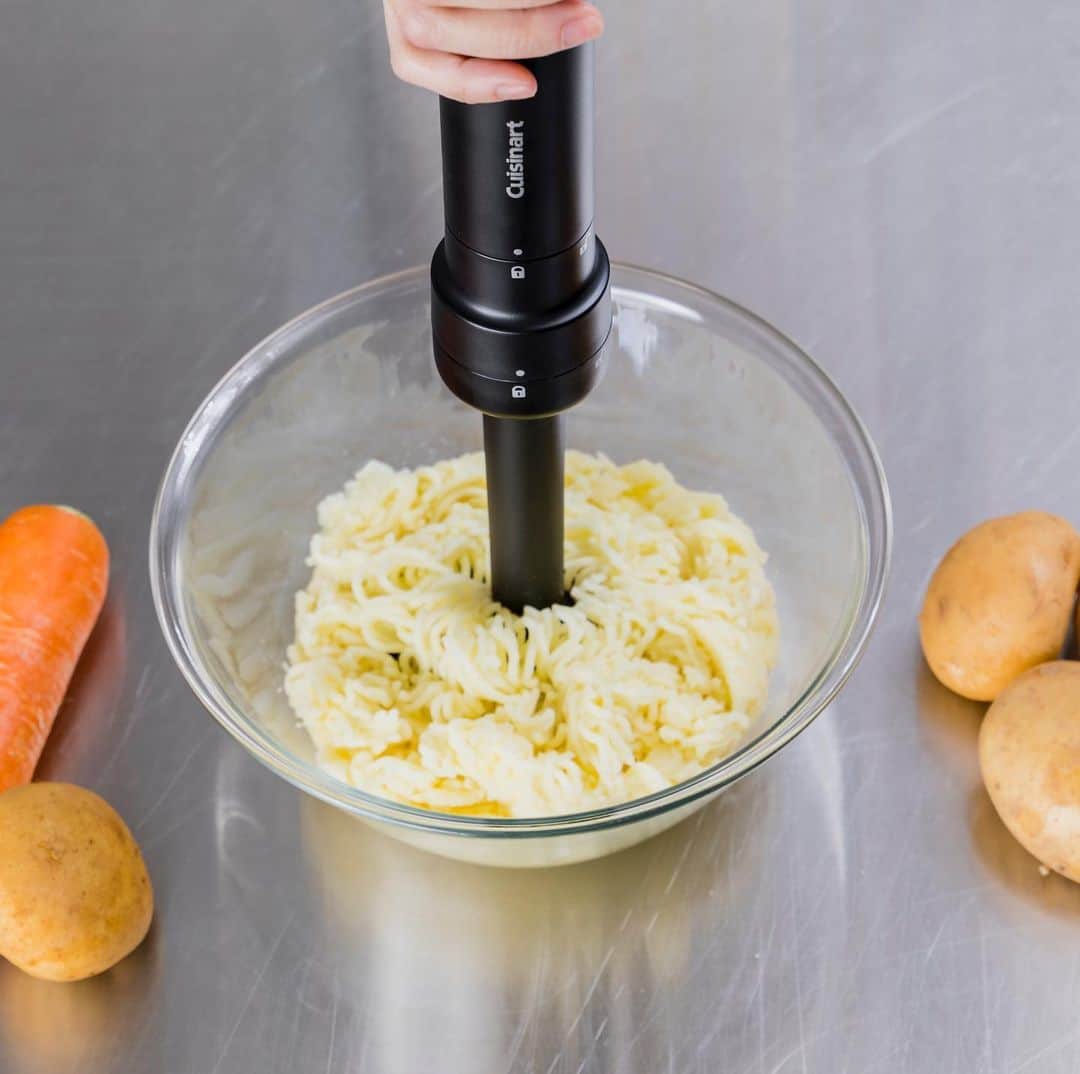 Cuisinart(クイジナート)ジャパン公式アカウントさんのインスタグラム写真 - (Cuisinart(クイジナート)ジャパン公式アカウントInstagram)「ハンドブレンダー？ このアタッチメントはなに？？？ ？？？ . その答えは、マッシャー✨ . ワクワクするような使い心地なんですよ❣️ . 新しく登場した スリムアンドライト マルチハンドブレンダー。 HB-702には、ブレンダー、ビーター、チョッパーに加えてマッシャーがついたデラックスセット❣️ . 出産祝いなどのギフトにも..✨ . ピックのモデルさんは、ケーキデザイナーの太田さちかさん @sachica_kidsartlifeproducer です‼️ . . Enjoy Cuisinart❣️ . . . #クイジナート #クイジナートハンドブレンダー #ハンドブレンダー #マッシャー #出産祝い #結婚祝い #ギフト #はじめて手にとったその日からおうちごはんが変わる  #スリムアンドライトマルチハンドブレンダー  #新製品 #ワクワク #楽しすぎ #クイジナートのハンドブレンダー軽い  #クイジナートのハンドブレンダー欲しい  #離乳食 #ハンドブレンダー大活躍  #ハンドブレンダー神  #クイジナートスタイル #クイジナート大活躍 飽きのこない家電 #Cuisinart #Cuisinartjapan」7月1日 19時04分 - cuisine_art