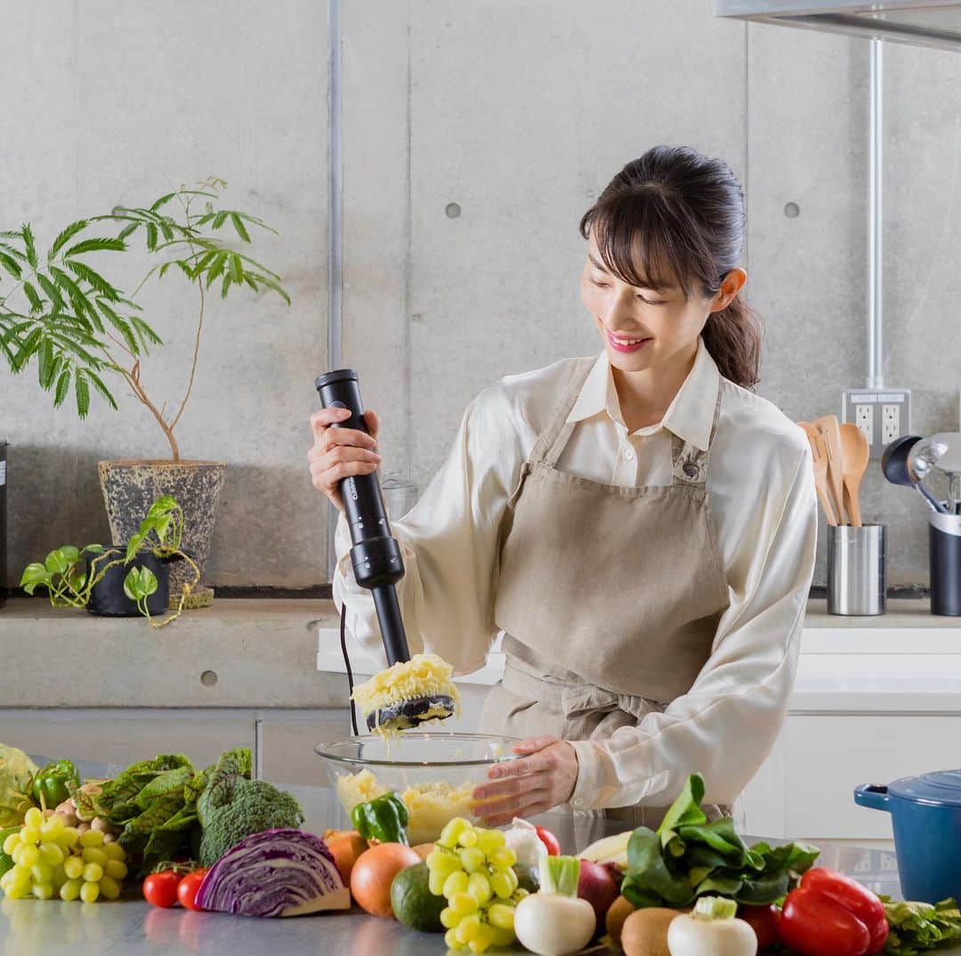Cuisinart(クイジナート)ジャパン公式アカウントさんのインスタグラム写真 - (Cuisinart(クイジナート)ジャパン公式アカウントInstagram)「ハンドブレンダー？ このアタッチメントはなに？？？ ？？？ . その答えは、マッシャー✨ . ワクワクするような使い心地なんですよ❣️ . 新しく登場した スリムアンドライト マルチハンドブレンダー。 HB-702には、ブレンダー、ビーター、チョッパーに加えてマッシャーがついたデラックスセット❣️ . 出産祝いなどのギフトにも..✨ . ピックのモデルさんは、ケーキデザイナーの太田さちかさん @sachica_kidsartlifeproducer です‼️ . . Enjoy Cuisinart❣️ . . . #クイジナート #クイジナートハンドブレンダー #ハンドブレンダー #マッシャー #出産祝い #結婚祝い #ギフト #はじめて手にとったその日からおうちごはんが変わる  #スリムアンドライトマルチハンドブレンダー  #新製品 #ワクワク #楽しすぎ #クイジナートのハンドブレンダー軽い  #クイジナートのハンドブレンダー欲しい  #離乳食 #ハンドブレンダー大活躍  #ハンドブレンダー神  #クイジナートスタイル #クイジナート大活躍 飽きのこない家電 #Cuisinart #Cuisinartjapan」7月1日 19時04分 - cuisine_art