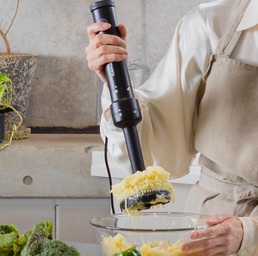 Cuisinart(クイジナート)ジャパン公式アカウントさんのインスタグラム写真 - (Cuisinart(クイジナート)ジャパン公式アカウントInstagram)「ハンドブレンダー？ このアタッチメントはなに？？？ ？？？ . その答えは、マッシャー✨ . ワクワクするような使い心地なんですよ❣️ . 新しく登場した スリムアンドライト マルチハンドブレンダー。 HB-702には、ブレンダー、ビーター、チョッパーに加えてマッシャーがついたデラックスセット❣️ . 出産祝いなどのギフトにも..✨ . ピックのモデルさんは、ケーキデザイナーの太田さちかさん @sachica_kidsartlifeproducer です‼️ . . Enjoy Cuisinart❣️ . . . #クイジナート #クイジナートハンドブレンダー #ハンドブレンダー #マッシャー #出産祝い #結婚祝い #ギフト #はじめて手にとったその日からおうちごはんが変わる  #スリムアンドライトマルチハンドブレンダー  #新製品 #ワクワク #楽しすぎ #クイジナートのハンドブレンダー軽い  #クイジナートのハンドブレンダー欲しい  #離乳食 #ハンドブレンダー大活躍  #ハンドブレンダー神  #クイジナートスタイル #クイジナート大活躍 飽きのこない家電 #Cuisinart #Cuisinartjapan」7月1日 19時04分 - cuisine_art