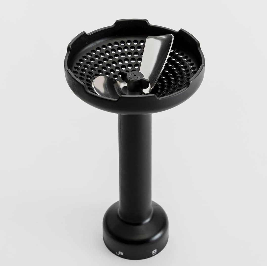 Cuisinart(クイジナート)ジャパン公式アカウントさんのインスタグラム写真 - (Cuisinart(クイジナート)ジャパン公式アカウントInstagram)「ハンドブレンダー？ このアタッチメントはなに？？？ ？？？ . その答えは、マッシャー✨ . ワクワクするような使い心地なんですよ❣️ . 新しく登場した スリムアンドライト マルチハンドブレンダー。 HB-702には、ブレンダー、ビーター、チョッパーに加えてマッシャーがついたデラックスセット❣️ . 出産祝いなどのギフトにも..✨ . ピックのモデルさんは、ケーキデザイナーの太田さちかさん @sachica_kidsartlifeproducer です‼️ . . Enjoy Cuisinart❣️ . . . #クイジナート #クイジナートハンドブレンダー #ハンドブレンダー #マッシャー #出産祝い #結婚祝い #ギフト #はじめて手にとったその日からおうちごはんが変わる  #スリムアンドライトマルチハンドブレンダー  #新製品 #ワクワク #楽しすぎ #クイジナートのハンドブレンダー軽い  #クイジナートのハンドブレンダー欲しい  #離乳食 #ハンドブレンダー大活躍  #ハンドブレンダー神  #クイジナートスタイル #クイジナート大活躍 飽きのこない家電 #Cuisinart #Cuisinartjapan」7月1日 19時04分 - cuisine_art