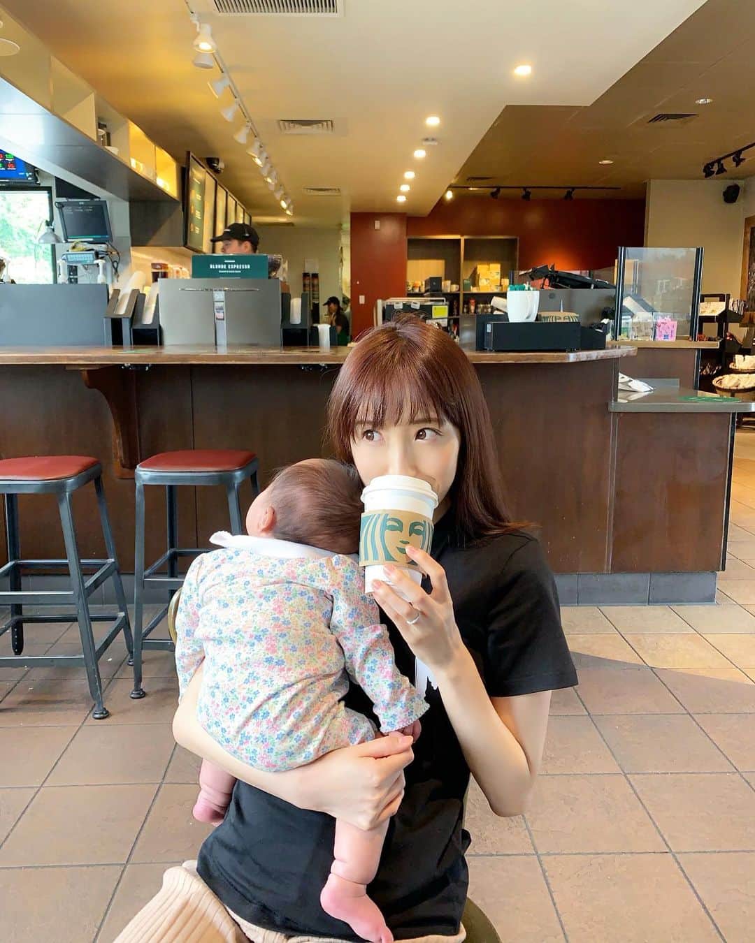 小林真由のインスタグラム：「⋆ ﻿ ⋆﻿ 今年も残り半分！﻿ 前半は目まぐるしくて﻿ 信じられないくらいあっという間だった..🥺﻿ こんなに愛おしさに満ちた毎日、娘に大感謝です。﻿ それと同時に時間は有限ということを最近すごく感じる🕰﻿ 本当に足りないなぁ😂﻿ 忙しい時、色んなことを欲張らないこと。﻿ 睡眠が足りてないと感性が磨かれない。﻿ と聞いて納得した日🥺﻿🌂 ﻿ 今月もよろしくお願いします🤲🌻﻿ ﻿ #7月 #夏 #下半期 #ベビー #生後7ヶ月 #女の子ママ #july1st #july」