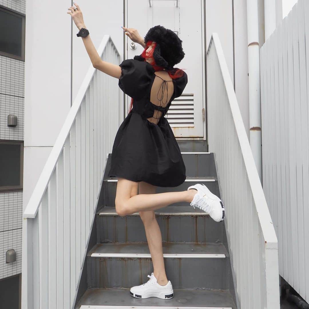 si ouxさんのインスタグラム写真 - (si ouxInstagram)「お気に入りのワンピースにPUMAのPUMAって書いてあるスニーカー﻿ 背中もかわいいから、また2枚載せてしまうよ﻿ ﻿ ﻿ #きょうの太陽浴 ﻿ ﻿ ﻿ kicks #pumacali @pumawomen ﻿ watch #tendence ﻿ hat #mifunekrofune﻿ ﻿ ﻿ ﻿ ﻿ #ootd #selfportrait #bravogreatphoto #girlscreating #creative_ace #creatrmood #enter_imagination #creative_globe#artofvisuals #ps_wonderland#photomanipulation #igcreative_editz #ourmoodydays #olympus #epl7 #olympuspen #olympusepl7 #mzuiko918mm #redhair #redhairgirls #redhaircolor」7月1日 18時56分 - si_oux