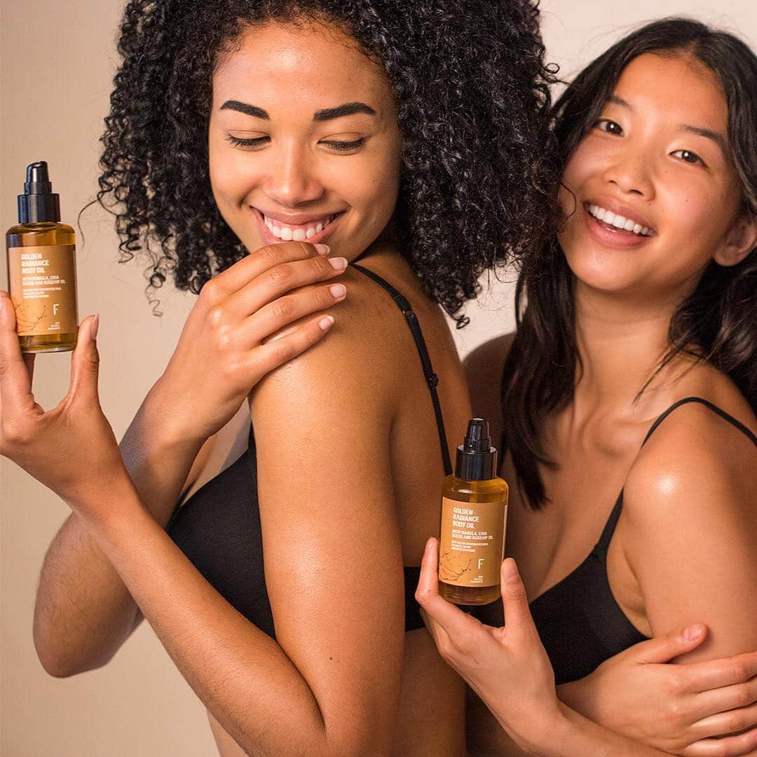 Blonde Saladさんのインスタグラム写真 - (Blonde SaladInstagram)「@freshlycosmetics_it: a combo of natural oils and advanced technology to give life to what's undoubtedly our beauty crush of the week. The Golden Radiance Body Oil by Freshly Cosmetics made our  skin radiant, what about yours?  #theblondesalad #freshlycosmetics #bodyoil #summer #naturaloils #adv」7月1日 18時57分 - theblondesalad